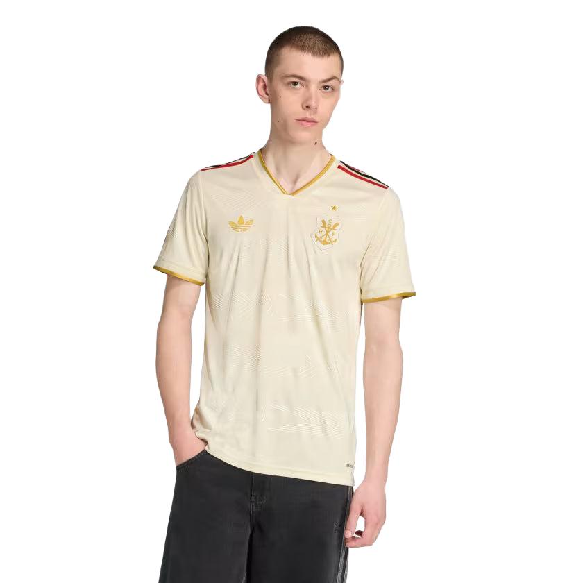 Camisa Adidas Flamengo 25/26 Third, Camisa Futebol, Adidas, Uma camisa comemorativa do Mengão que mantém os torcedores confortáveis. Com 130 anos de futebol brilhante na esteira do CR Flamengo, esta elegante terceira camisa da adidas homenageia as origens do clube na remo. Ele faz uma declaração com um distintivo vintage, detalhes em ouro e argolas sutis criadas a partir de um relevo inspirado no movimento de remada. AEROREADY garante que a umidade excessiva é coisa do passado para os fãs leais. Ficha do Pr