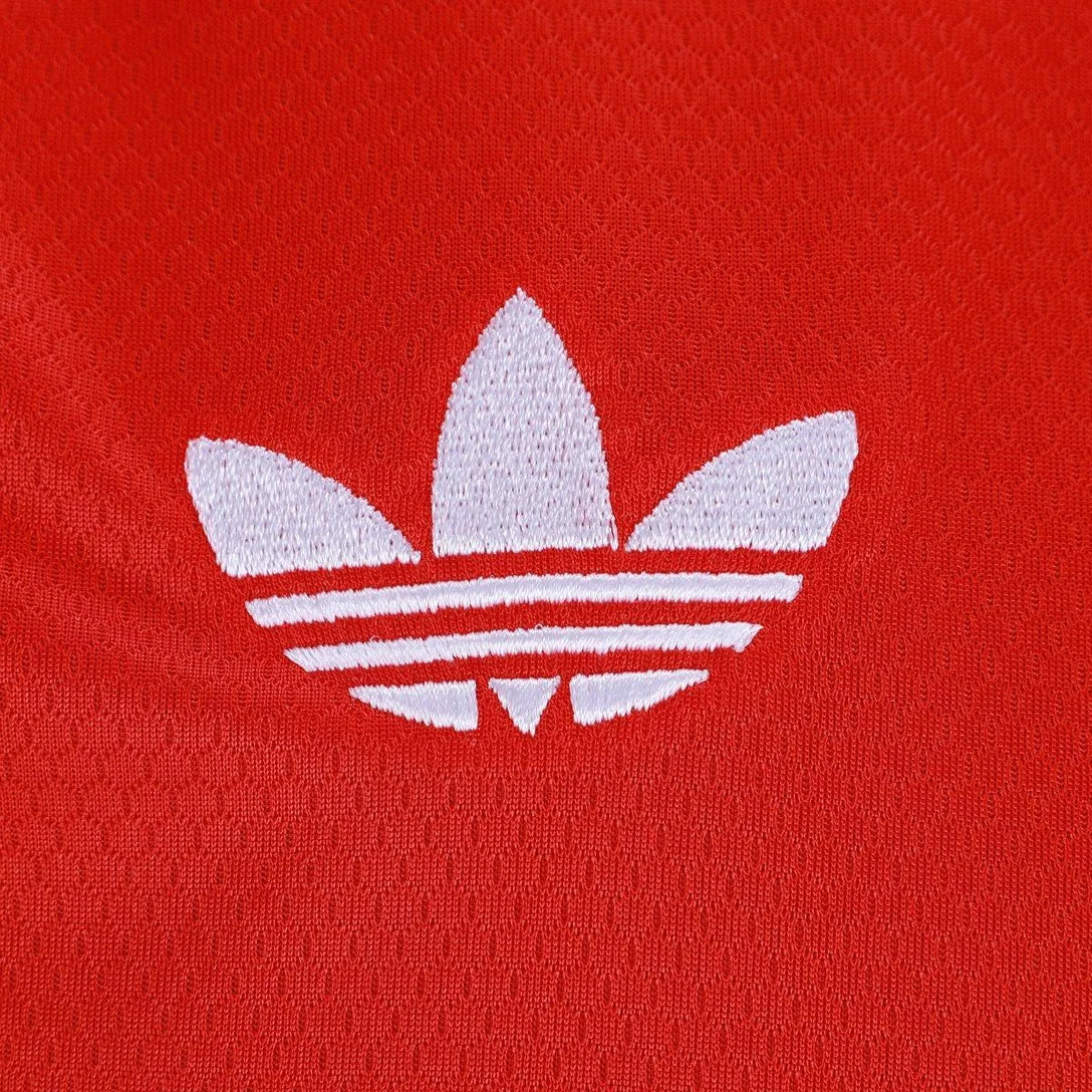 Camisa Adidas Flamengo 25/26 Third Goleiro Campeão Libertadores 2025, Camisa Futebol, Adidas, Uma camisa comemorativa do Mengão que mantém os torcedores confortáveis. Com 130 anos de futebol brilhante na esteira do CR Flamengo, esta elegante terceira camisa da adidas homenageia as origens do clube na remo. Ele faz uma declaração com um distintivo vintage, detalhes em ouro e argolas sutis criadas a partir de um relevo inspirado no movimento de remada. AEROREADY garante que a umidade excessiva é coisa do pass