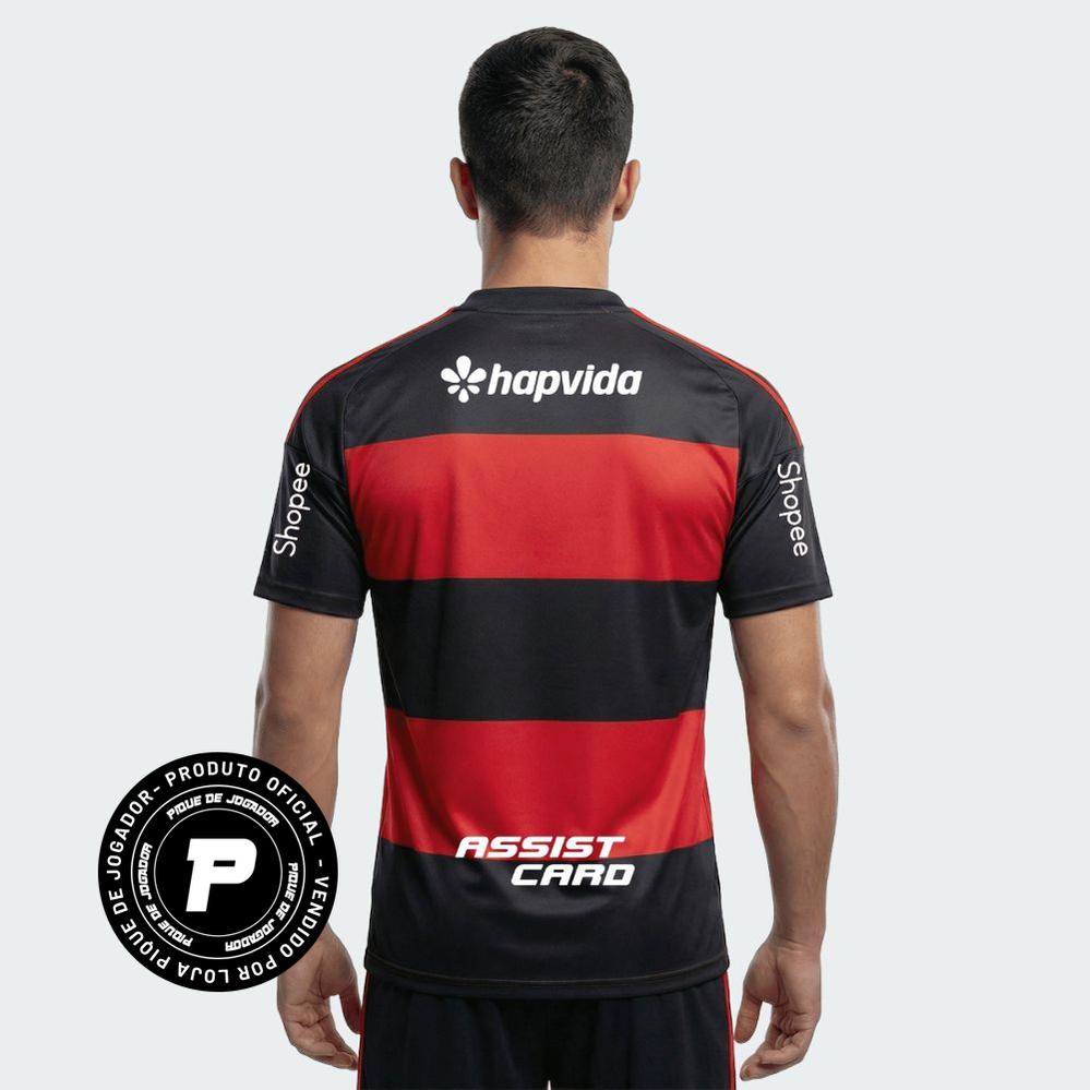 Camisa Adidas Flamengo 26/27 Home C/ Patrocínios, Camisa Futebol, Adidas, VISTA O MANTO! Conheça a Camisa I CR Flamengo 26, uma mistura de tradição no futebol e inovação adidas. Criada para aqueles que vivem e respiram o esporte, esta é mais do que apenas uma camisa - é um símbolo de herança e paixão.Refrescante. Seca. Pronta. A tecnologia Climacool absorve e dispersa o suor para um desempenho sem distrações, permitindo que você se concentre no jogo. Adornada com o escudo costurado do clube, esta camisa é u