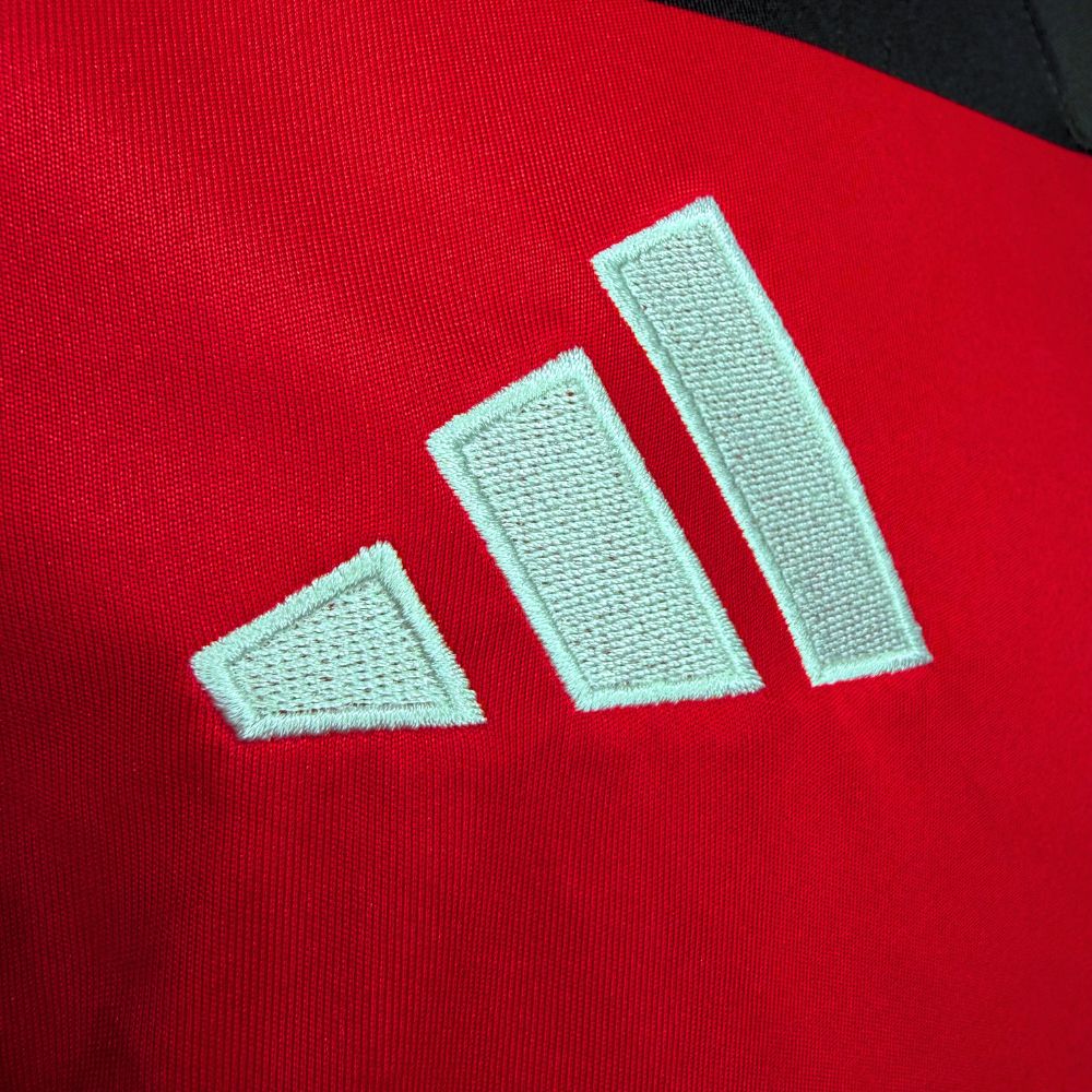Camisa Adidas Flamengo 26/27 Home C/ Patrocínios, Camisa Futebol, Adidas, VISTA O MANTO! Conheça a Camisa I CR Flamengo 26, uma mistura de tradição no futebol e inovação adidas. Criada para aqueles que vivem e respiram o esporte, esta é mais do que apenas uma camisa - é um símbolo de herança e paixão.Refrescante. Seca. Pronta. A tecnologia Climacool absorve e dispersa o suor para um desempenho sem distrações, permitindo que você se concentre no jogo. Adornada com o escudo costurado do clube, esta camisa é u