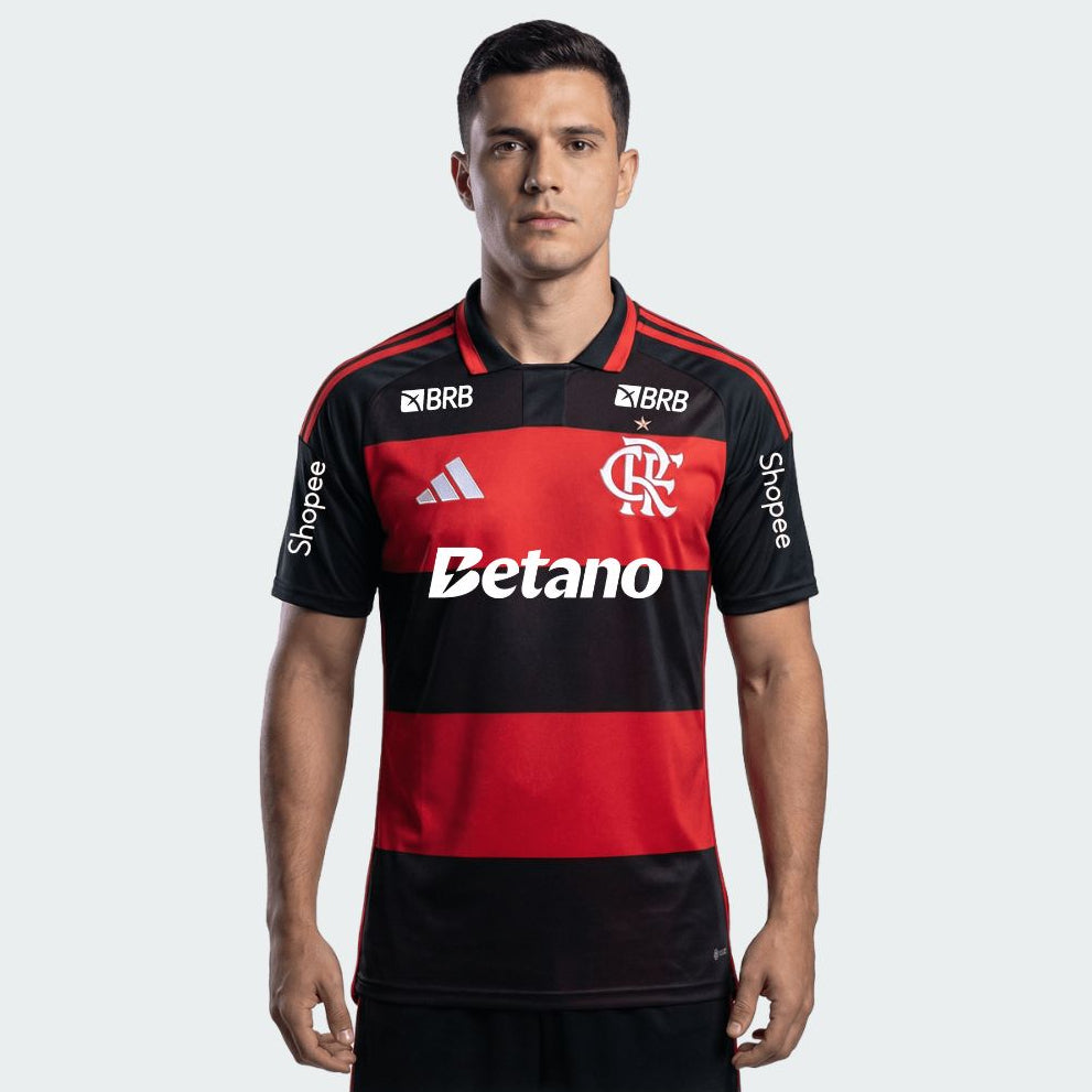 Camisa Adidas Flamengo 26/27 Home C/ Patrocínios, Camisa Futebol, Adidas, VISTA O MANTO! Conheça a Camisa I CR Flamengo 26, uma mistura de tradição no futebol e inovação adidas. Criada para aqueles que vivem e respiram o esporte, esta é mais do que apenas uma camisa - é um símbolo de herança e paixão.Refrescante. Seca. Pronta. A tecnologia Climacool absorve e dispersa o suor para um desempenho sem distrações, permitindo que você se concentre no jogo. Adornada com o escudo costurado do clube, esta camisa é u