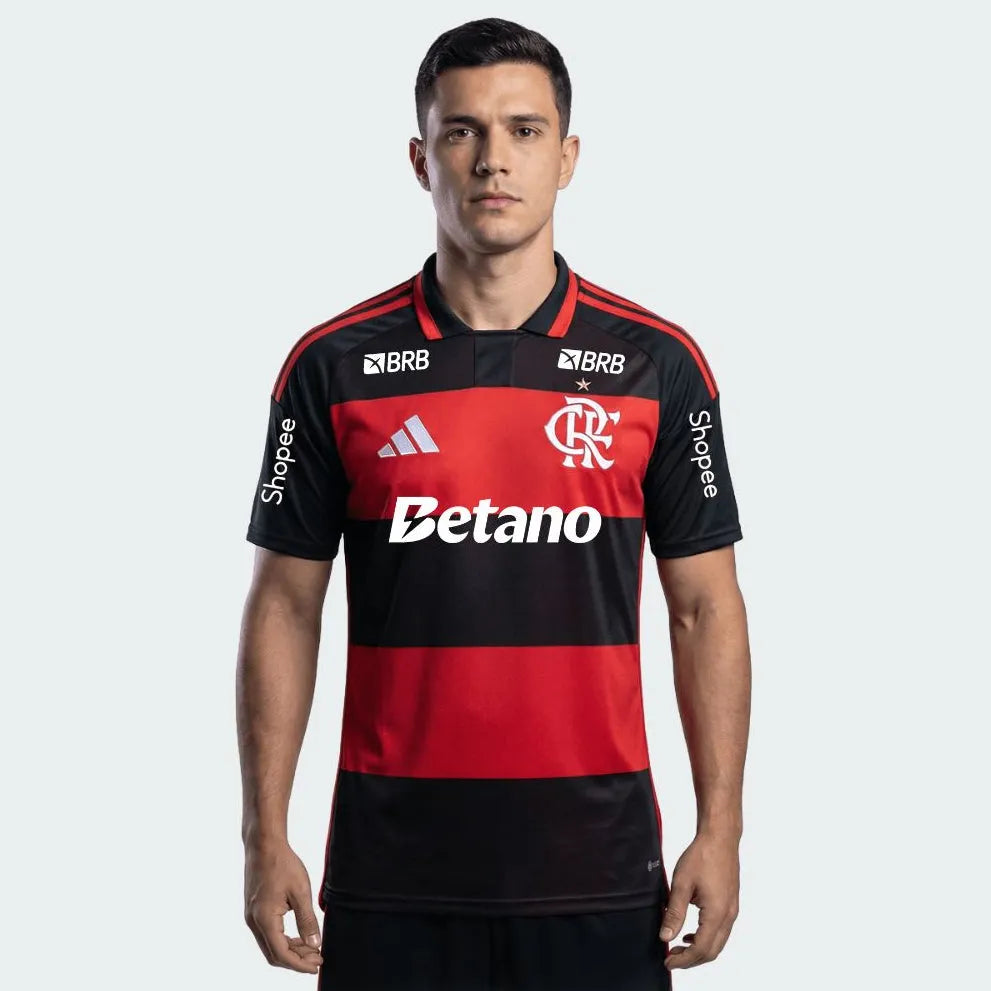 Camisa Adidas Flamengo 26/27 Home C/ Patrocínios, Camisa Futebol, Adidas, VISTA O MANTO! Conheça a Camisa I CR Flamengo 26, uma mistura de tradição no futebol e inovação adidas. Criada para aqueles que vivem e respiram o esporte, esta é mais do que apenas uma camisa - é um símbolo de herança e paixão.Refrescante. Seca. Pronta. A tecnologia Climacool absorve e dispersa o suor para um desempenho sem distrações, permitindo que você se concentre no jogo. Adornada com o escudo costurado do clube, esta camisa é u