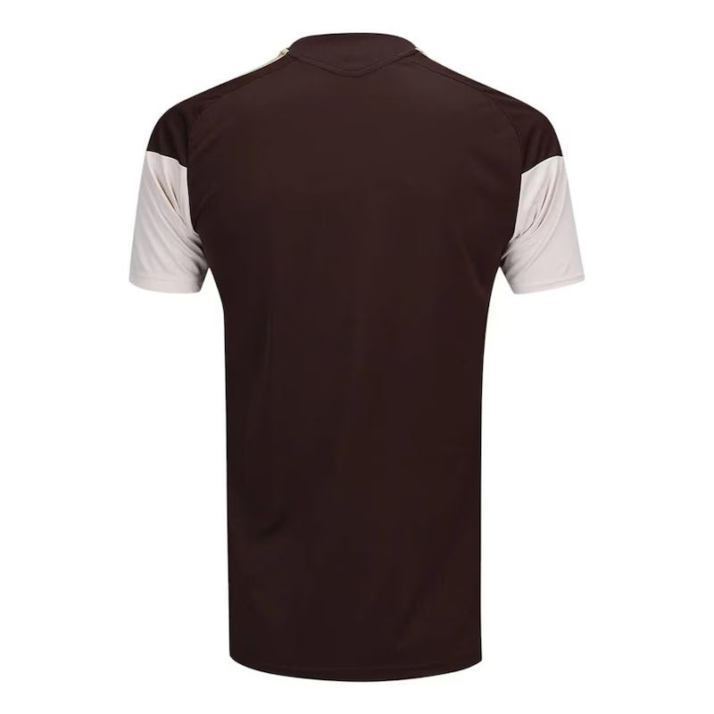 Camisa Adidas Flamengo 26/27 Treino, Camisa Futebol, Adidas, Ficha do Produto A Camisa Adidas Flamengo Treino 2026/27 Masculina é a escolha ideal para os torcedores que buscam desempenho máximo aliado à paixão rubro-negra. Inspirada nos mantos de treino do Mengão, ela entrega um visual moderno e funcional para elevar seu rendimento nos treinos e no dia a dia esportivo.Confeccionada em tecido leve e respirável, essa camisa proporciona excelente conforto e total liberdade de movimentos. A tecnologia Climacool