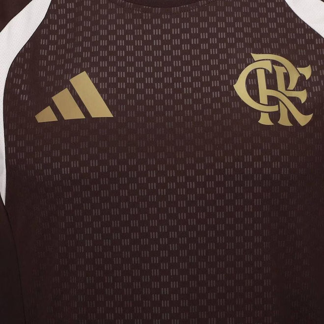 Camisa Adidas Flamengo 26/27 Treino C/ Patrocínios, Camisa Futebol, Adidas, Ficha do Produto A Camisa Adidas Flamengo Treino 2026/27 Masculina é a escolha ideal para os torcedores que buscam desempenho máximo aliado à paixão rubro-negra. Inspirada nos mantos de treino do Mengão, ela entrega um visual moderno e funcional para elevar seu rendimento nos treinos e no dia a dia esportivo.Confeccionada em tecido leve e respirável, essa camisa proporciona excelente conforto e total liberdade de movimentos. A tecno