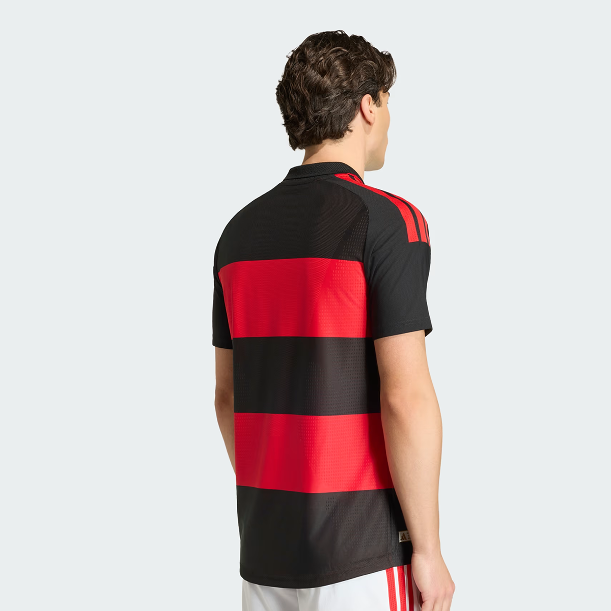 Camisa Adidas Flamengo I 26/27 Jogador, Camisa Futebol, Adidas, VISTA O MANTO! Conheça a Camisa I CR Flamengo 26, uma mistura de tradição no futebol e inovação adidas. Criada para aqueles que vivem e respiram o esporte, esta é mais do que apenas uma camisa - é um símbolo de herança e paixão.Refrescante. Seca. Pronta. A tecnologia Climacool absorve e dispersa o suor para um desempenho sem distrações, permitindo que você se concentre no jogo. Adornada com o escudo costurado do clube, esta camisa é um testemun
