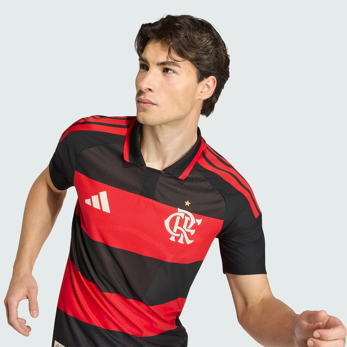 Camisa Adidas Flamengo I 26/27 Jogador, Camisa Futebol, Adidas, VISTA O MANTO! Conheça a Camisa I CR Flamengo 26, uma mistura de tradição no futebol e inovação adidas. Criada para aqueles que vivem e respiram o esporte, esta é mais do que apenas uma camisa - é um símbolo de herança e paixão.Refrescante. Seca. Pronta. A tecnologia Climacool absorve e dispersa o suor para um desempenho sem distrações, permitindo que você se concentre no jogo. Adornada com o escudo costurado do clube, esta camisa é um testemun
