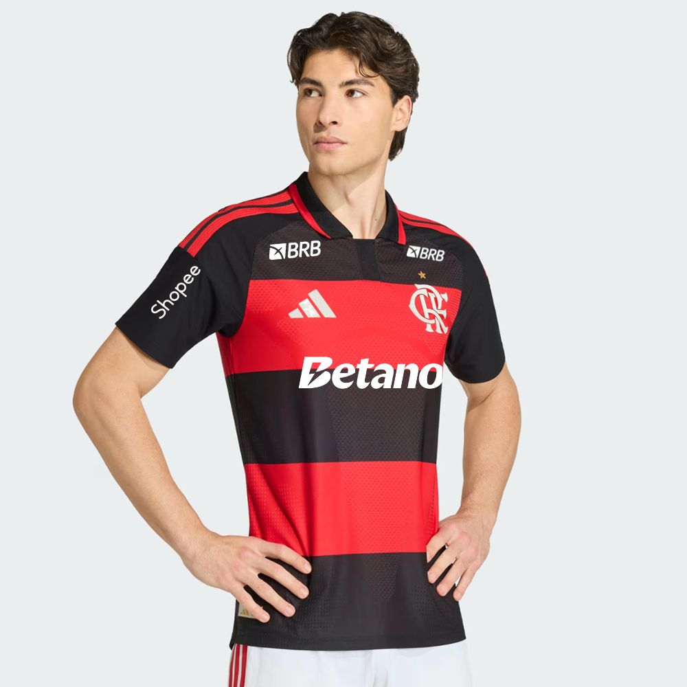 Camisa Adidas Flamengo I 26/27 Jogador, Camisa Futebol, Adidas, VISTA O MANTO! Conheça a Camisa I CR Flamengo 26, uma mistura de tradição no futebol e inovação adidas. Criada para aqueles que vivem e respiram o esporte, esta é mais do que apenas uma camisa - é um símbolo de herança e paixão.Refrescante. Seca. Pronta. A tecnologia Climacool absorve e dispersa o suor para um desempenho sem distrações, permitindo que você se concentre no jogo. Adornada com o escudo costurado do clube, esta camisa é um testemun