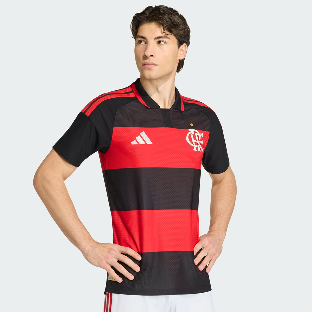 Camisa Adidas Flamengo I 26/27 Jogador, Camisa Futebol, Adidas, VISTA O MANTO! Conheça a Camisa I CR Flamengo 26, uma mistura de tradição no futebol e inovação adidas. Criada para aqueles que vivem e respiram o esporte, esta é mais do que apenas uma camisa - é um símbolo de herança e paixão.Refrescante. Seca. Pronta. A tecnologia Climacool absorve e dispersa o suor para um desempenho sem distrações, permitindo que você se concentre no jogo. Adornada com o escudo costurado do clube, esta camisa é um testemun
