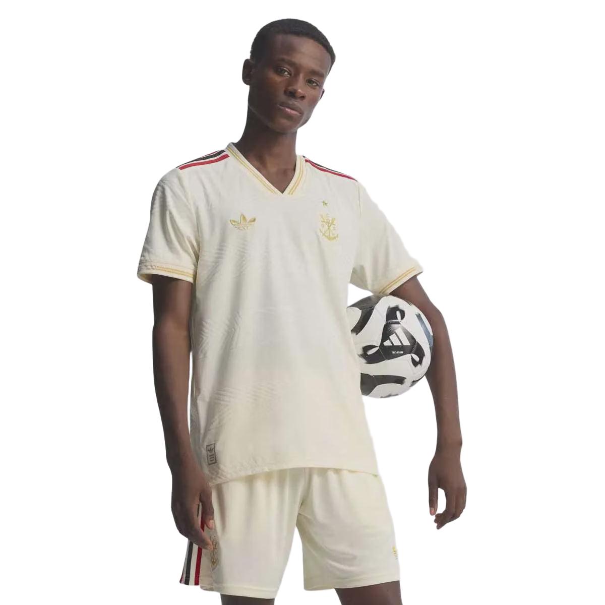 Camisa Adidas Flamengo III 25/26 Jogador, Camisa Futebol, Adidas, Uma camisa comemorativa do Mengão que mantém os torcedores confortáveis. Com 130 anos de futebol brilhante na esteira do CR Flamengo, esta elegante terceira camisa da adidas homenageia as origens do clube na remo. Ele faz uma declaração com um distintivo vintage, detalhes em ouro e argolas sutis criadas a partir de um relevo inspirado no movimento de remada Ficha do Produto TecnologiaHEAT.RDY: Tecnologia de tecido respirável que remove a umid