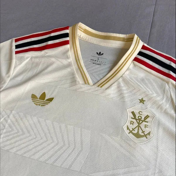 Camisa Adidas Flamengo III 25/26 Jogador Campeão Libertadores 2025, Camisa Futebol, Adidas, Uma camisa comemorativa do Mengão que mantém os torcedores confortáveis. Com 130 anos de futebol brilhante na esteira do CR Flamengo, esta elegante terceira camisa da adidas homenageia as origens do clube na remo. Ele faz uma declaração com um distintivo vintage, detalhes em ouro e argolas sutis criadas a partir de um relevo inspirado no movimento de remada Ficha do Produto TecnologiaHEAT.RDY: Tecnologia de tecido re