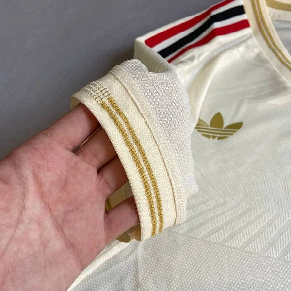Camisa Adidas Flamengo III 25/26 Jogador Campeão Libertadores 2025, Camisa Futebol, Adidas, Uma camisa comemorativa do Mengão que mantém os torcedores confortáveis. Com 130 anos de futebol brilhante na esteira do CR Flamengo, esta elegante terceira camisa da adidas homenageia as origens do clube na remo. Ele faz uma declaração com um distintivo vintage, detalhes em ouro e argolas sutis criadas a partir de um relevo inspirado no movimento de remada Ficha do Produto TecnologiaHEAT.RDY: Tecnologia de tecido re