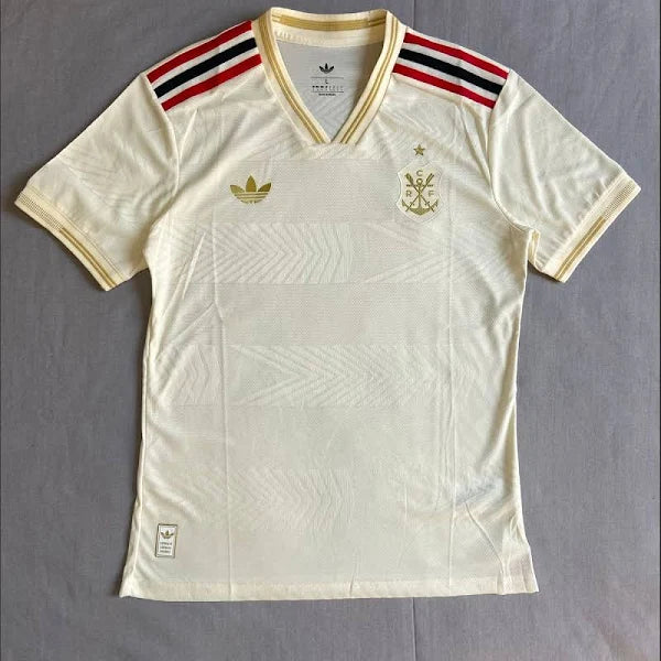 Camisa Adidas Flamengo III 25/26 Jogador Campeão Libertadores 2025, Camisa Futebol, Adidas, Uma camisa comemorativa do Mengão que mantém os torcedores confortáveis. Com 130 anos de futebol brilhante na esteira do CR Flamengo, esta elegante terceira camisa da adidas homenageia as origens do clube na remo. Ele faz uma declaração com um distintivo vintage, detalhes em ouro e argolas sutis criadas a partir de um relevo inspirado no movimento de remada Ficha do Produto TecnologiaHEAT.RDY: Tecnologia de tecido re