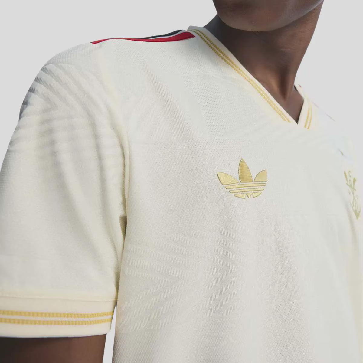 Camisa Adidas Flamengo III 25/26 Jogador Campeão Libertadores 2025, Camisa Futebol, Adidas, Uma camisa comemorativa do Mengão que mantém os torcedores confortáveis. Com 130 anos de futebol brilhante na esteira do CR Flamengo, esta elegante terceira camisa da adidas homenageia as origens do clube na remo. Ele faz uma declaração com um distintivo vintage, detalhes em ouro e argolas sutis criadas a partir de um relevo inspirado no movimento de remada Ficha do Produto TecnologiaHEAT.RDY: Tecnologia de tecido re