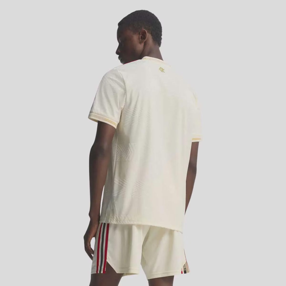 Camisa Adidas Flamengo III 25/26 Jogador Campeão Libertadores 2025, Camisa Futebol, Adidas, Uma camisa comemorativa do Mengão que mantém os torcedores confortáveis. Com 130 anos de futebol brilhante na esteira do CR Flamengo, esta elegante terceira camisa da adidas homenageia as origens do clube na remo. Ele faz uma declaração com um distintivo vintage, detalhes em ouro e argolas sutis criadas a partir de um relevo inspirado no movimento de remada Ficha do Produto TecnologiaHEAT.RDY: Tecnologia de tecido re