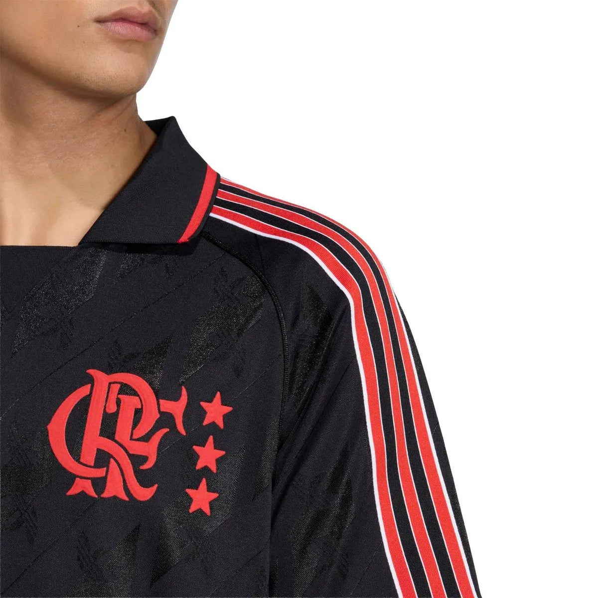 Camisa Adidas Flamengo Lifestyle 2025, Camisa Futebol, Adidas, Descrição Destaque-se na multidão com um ícone instantâneo. Esta camisa adidas exibe uma estilosa gola polo e tecido macio e brilhante para um visual marcante. Do icônico Trefoil, o escudo vintage do CR Flamengo mantém a nostalgia fluindo, enquanto os punhos canelados mantêm o ajuste perfeito. Uma alternativa elegante à sua camisa de jogo, esta camisa certamente vai se tornar sua peça favorita no guarda-roupa de futebol. Composição: 100% Poliést