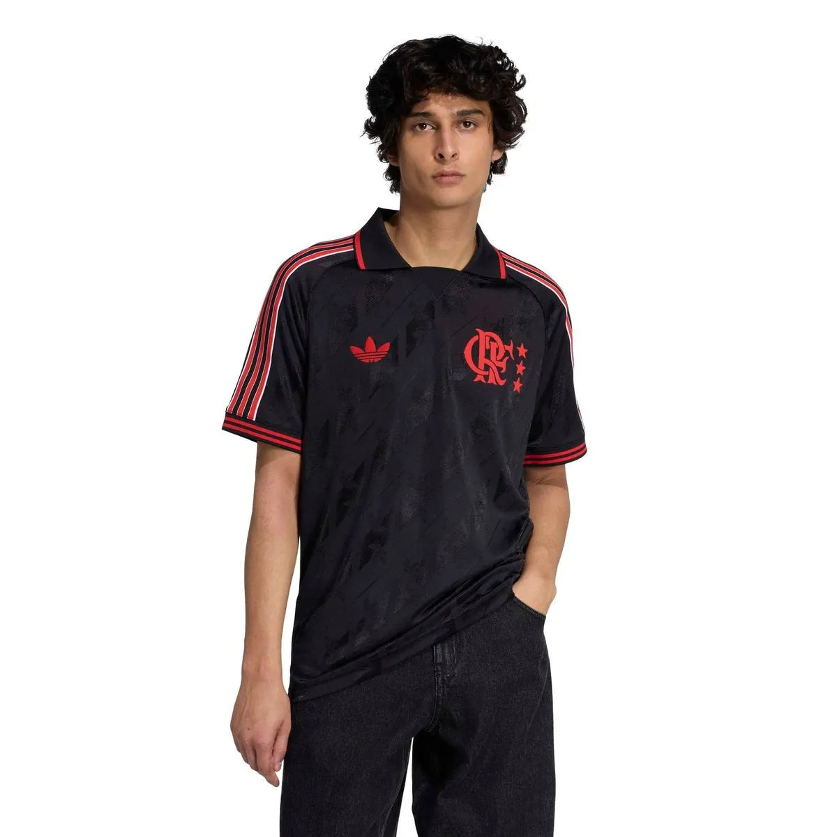 Camisa Adidas Flamengo Lifestyle 2025, Camisa Futebol, Adidas, Descrição Destaque-se na multidão com um ícone instantâneo. Esta camisa adidas exibe uma estilosa gola polo e tecido macio e brilhante para um visual marcante. Do icônico Trefoil, o escudo vintage do CR Flamengo mantém a nostalgia fluindo, enquanto os punhos canelados mantêm o ajuste perfeito. Uma alternativa elegante à sua camisa de jogo, esta camisa certamente vai se tornar sua peça favorita no guarda-roupa de futebol. Composição: 100% Poliést