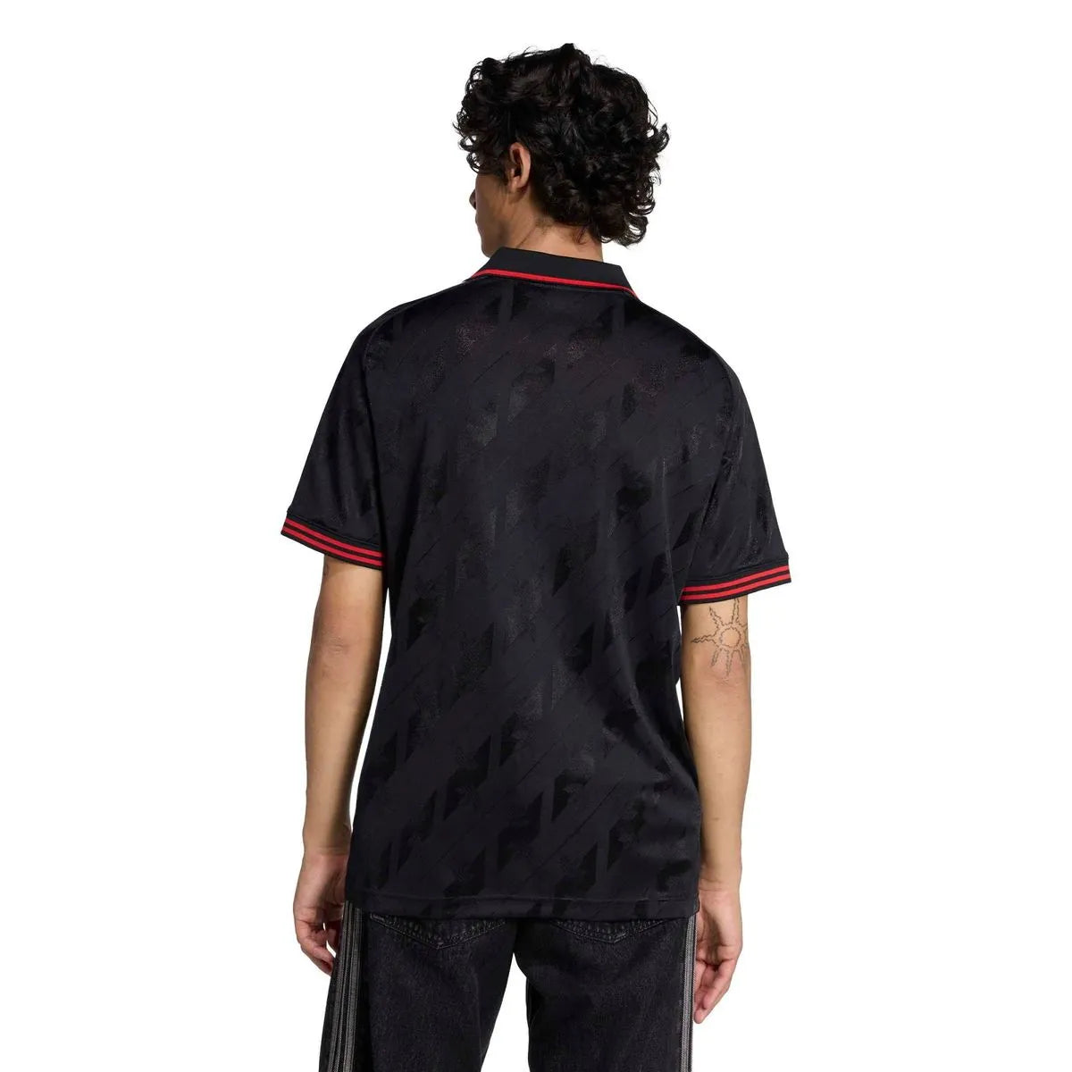 Camisa Adidas Flamengo Lifestyle 2025, Camisa Futebol, Adidas, Descrição Destaque-se na multidão com um ícone instantâneo. Esta camisa adidas exibe uma estilosa gola polo e tecido macio e brilhante para um visual marcante. Do icônico Trefoil, o escudo vintage do CR Flamengo mantém a nostalgia fluindo, enquanto os punhos canelados mantêm o ajuste perfeito. Uma alternativa elegante à sua camisa de jogo, esta camisa certamente vai se tornar sua peça favorita no guarda-roupa de futebol. Composição: 100% Poliést