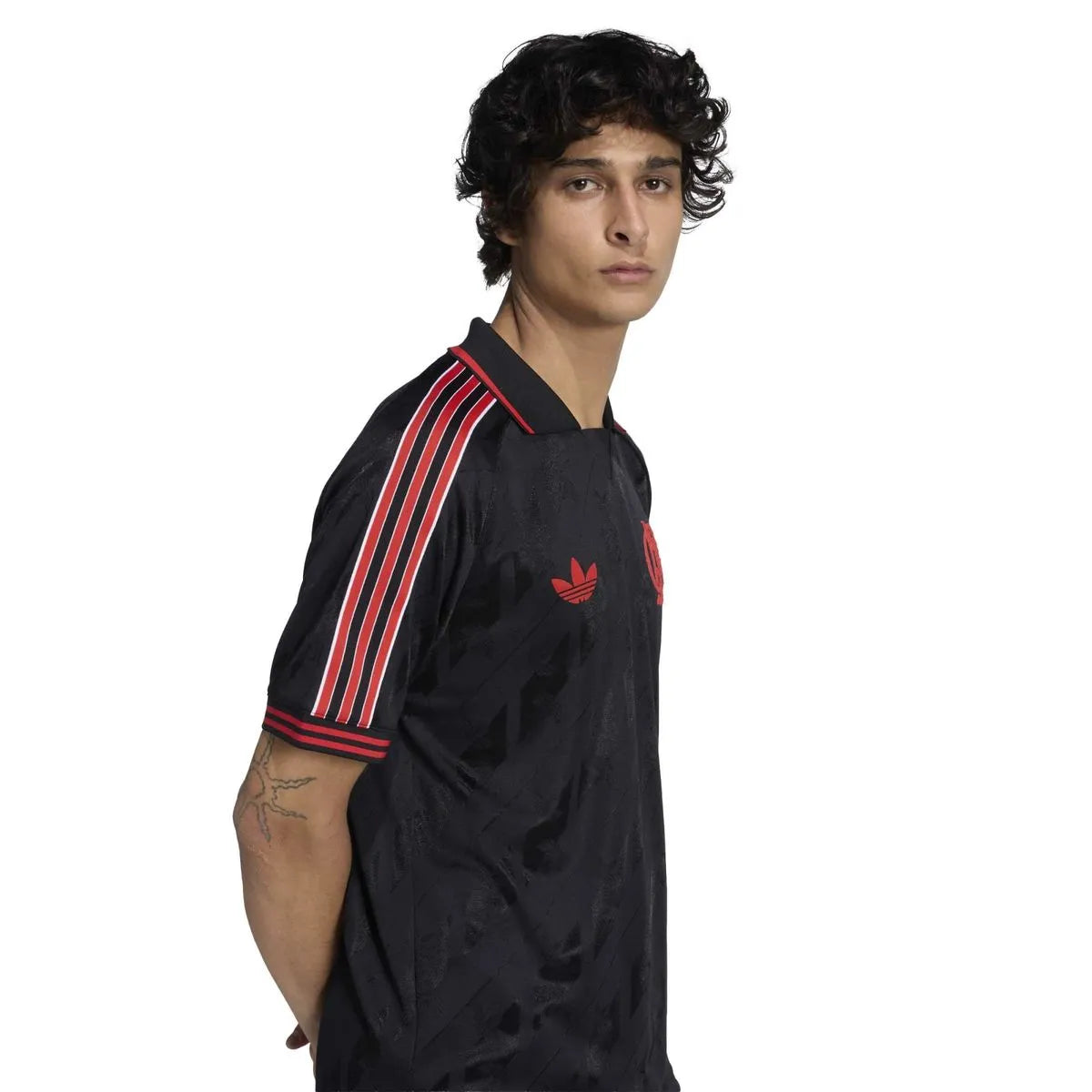 Camisa Adidas Flamengo Lifestyle 2025, Camisa Futebol, Adidas, Descrição Destaque-se na multidão com um ícone instantâneo. Esta camisa adidas exibe uma estilosa gola polo e tecido macio e brilhante para um visual marcante. Do icônico Trefoil, o escudo vintage do CR Flamengo mantém a nostalgia fluindo, enquanto os punhos canelados mantêm o ajuste perfeito. Uma alternativa elegante à sua camisa de jogo, esta camisa certamente vai se tornar sua peça favorita no guarda-roupa de futebol. Composição: 100% Poliést