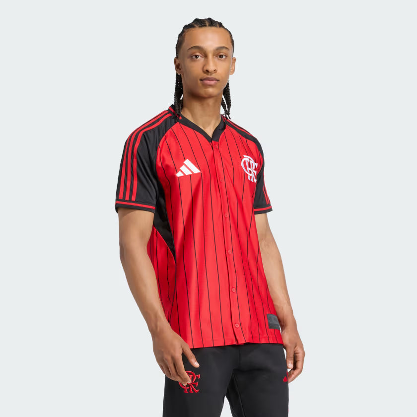 Camisa Adidas Flamengo US Pack, Camisa Futebol, Adidas, Uma camiseta do Mengão que transmite as vibrações do baseball Esta camisa CR Flamengo da adidas mescla os mundos do futebol e dos esportes americanos. O visual é inspirado no baseball, mas o escudo é 100% Flamengo. Quer você esteja torcendo nas arquibancadas ou apenas relaxando com os amigos, essa camisa confortável permite que você represente seu time com estilo. Composição: 100% PoliésterIndicada para: CasualGênero: MasculinoEscudo: BordadoOrigem: Im