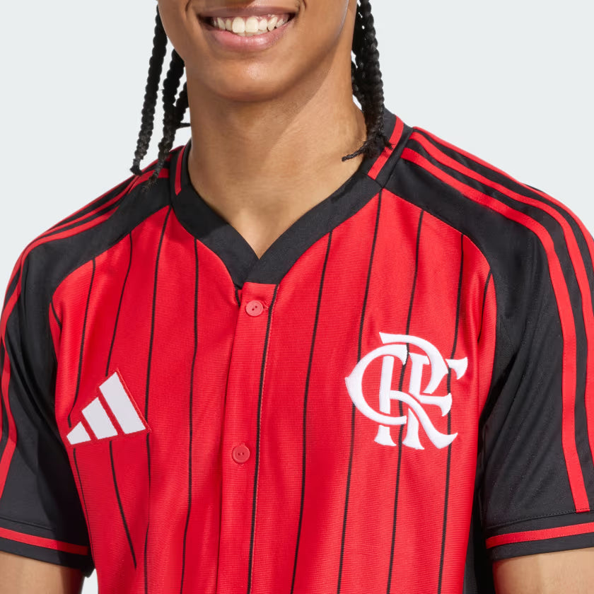 Camisa Adidas Flamengo US Pack, Camisa Futebol, Adidas, Uma camiseta do Mengão que transmite as vibrações do baseball Esta camisa CR Flamengo da adidas mescla os mundos do futebol e dos esportes americanos. O visual é inspirado no baseball, mas o escudo é 100% Flamengo. Quer você esteja torcendo nas arquibancadas ou apenas relaxando com os amigos, essa camisa confortável permite que você represente seu time com estilo. Composição: 100% PoliésterIndicada para: CasualGênero: MasculinoEscudo: BordadoOrigem: Im