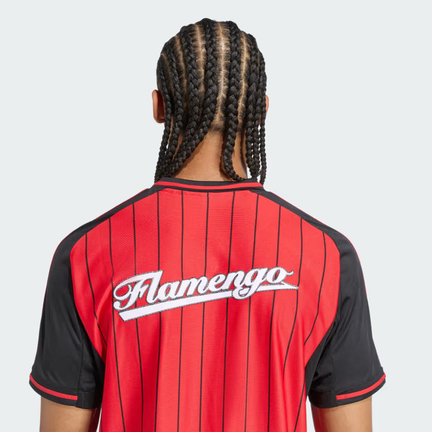 Camisa Adidas Flamengo US Pack, Camisa Futebol, Adidas, Uma camiseta do Mengão que transmite as vibrações do baseball Esta camisa CR Flamengo da adidas mescla os mundos do futebol e dos esportes americanos. O visual é inspirado no baseball, mas o escudo é 100% Flamengo. Quer você esteja torcendo nas arquibancadas ou apenas relaxando com os amigos, essa camisa confortável permite que você represente seu time com estilo. Composição: 100% PoliésterIndicada para: CasualGênero: MasculinoEscudo: BordadoOrigem: Im