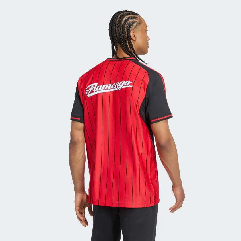 Camisa Adidas Flamengo US Pack, Camisa Futebol, Adidas, Uma camiseta do Mengão que transmite as vibrações do baseball Esta camisa CR Flamengo da adidas mescla os mundos do futebol e dos esportes americanos. O visual é inspirado no baseball, mas o escudo é 100% Flamengo. Quer você esteja torcendo nas arquibancadas ou apenas relaxando com os amigos, essa camisa confortável permite que você represente seu time com estilo. Composição: 100% PoliésterIndicada para: CasualGênero: MasculinoEscudo: BordadoOrigem: Im