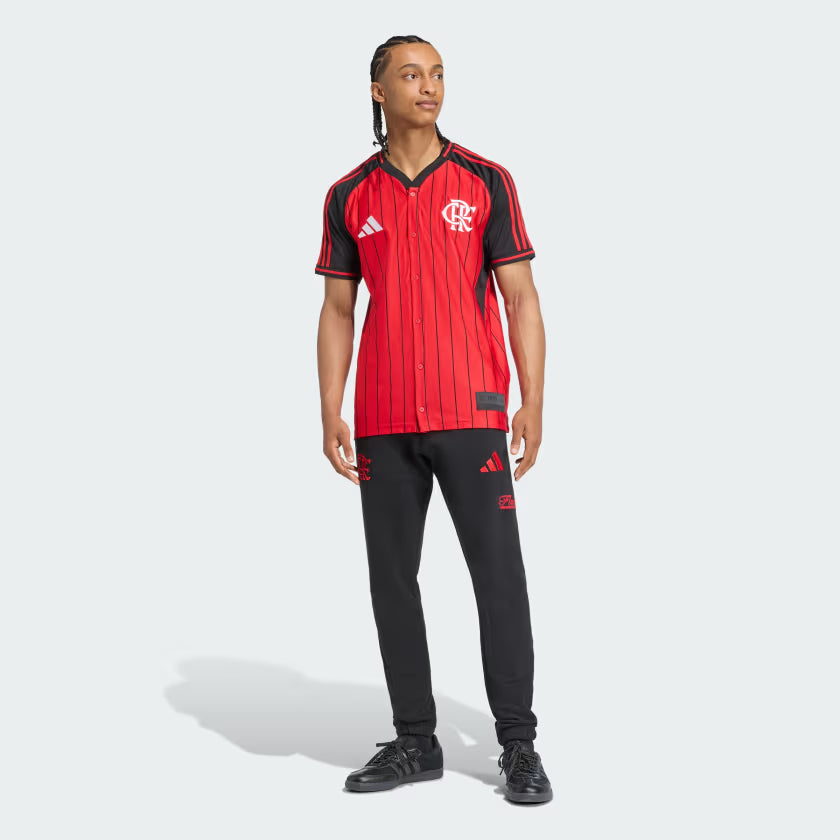 Camisa Adidas Flamengo US Pack, Camisa Futebol, Adidas, Uma camiseta do Mengão que transmite as vibrações do baseball Esta camisa CR Flamengo da adidas mescla os mundos do futebol e dos esportes americanos. O visual é inspirado no baseball, mas o escudo é 100% Flamengo. Quer você esteja torcendo nas arquibancadas ou apenas relaxando com os amigos, essa camisa confortável permite que você represente seu time com estilo. Composição: 100% PoliésterIndicada para: CasualGênero: MasculinoEscudo: BordadoOrigem: Im