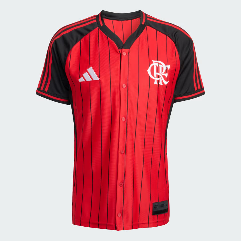 Camisa Adidas Flamengo US Pack, Camisa Futebol, Adidas, Uma camiseta do Mengão que transmite as vibrações do baseball Esta camisa CR Flamengo da adidas mescla os mundos do futebol e dos esportes americanos. O visual é inspirado no baseball, mas o escudo é 100% Flamengo. Quer você esteja torcendo nas arquibancadas ou apenas relaxando com os amigos, essa camisa confortável permite que você represente seu time com estilo. Composição: 100% PoliésterIndicada para: CasualGênero: MasculinoEscudo: BordadoOrigem: Im