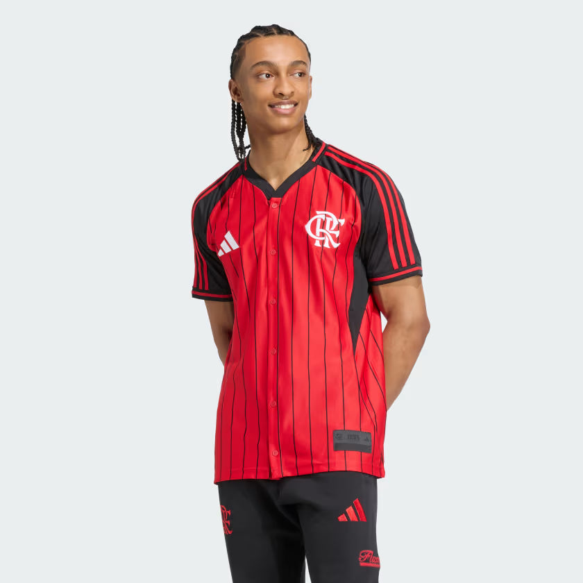 Camisa Adidas Flamengo US Pack, Camisa Futebol, Adidas, Uma camiseta do Mengão que transmite as vibrações do baseball Esta camisa CR Flamengo da adidas mescla os mundos do futebol e dos esportes americanos. O visual é inspirado no baseball, mas o escudo é 100% Flamengo. Quer você esteja torcendo nas arquibancadas ou apenas relaxando com os amigos, essa camisa confortável permite que você represente seu time com estilo. Composição: 100% PoliésterIndicada para: CasualGênero: MasculinoEscudo: BordadoOrigem: Im