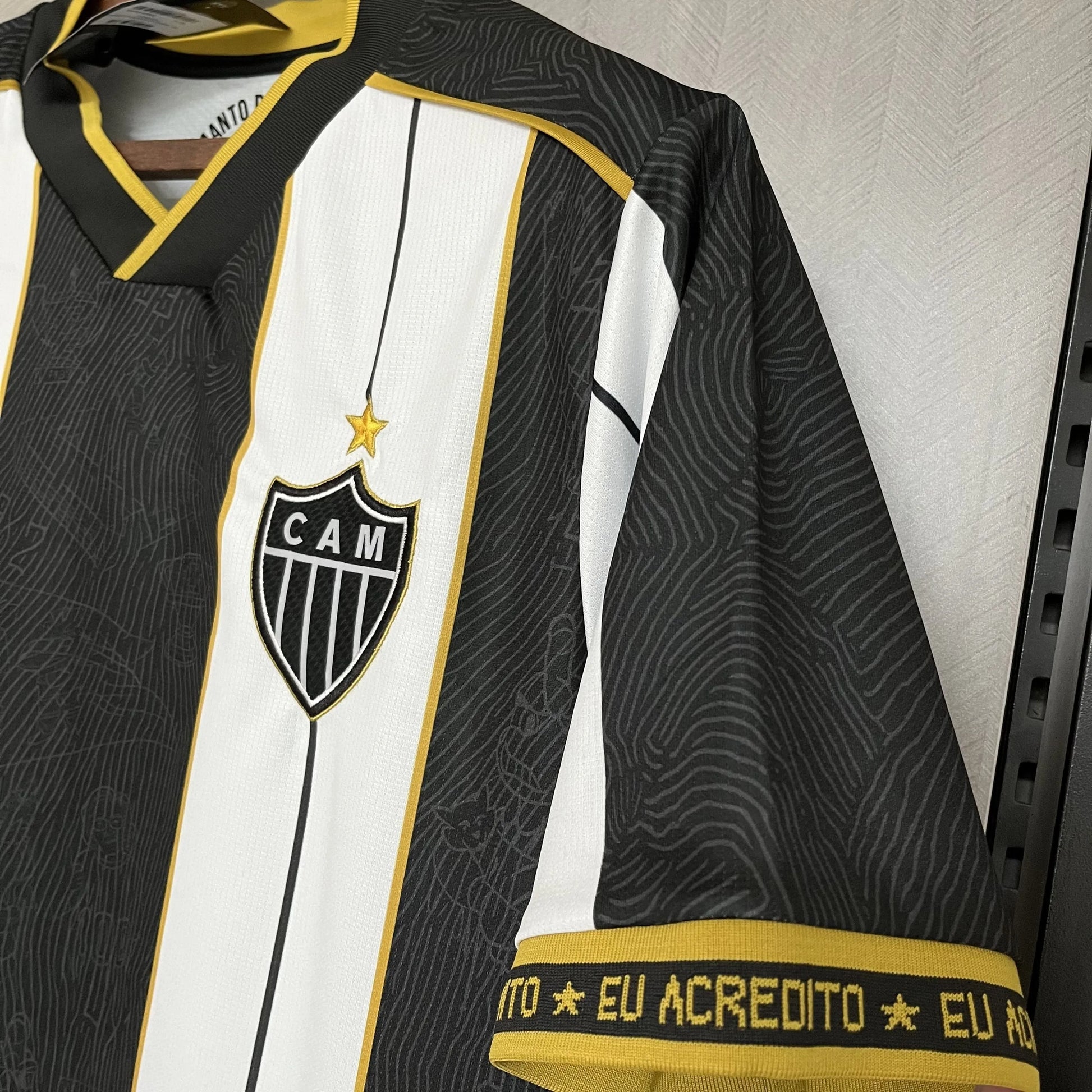 Camisa Atlético Mineiro 24/25 Manto da Massa, Camisa Futebol, Adidas, Ficha do Produto Composição: 100% PoliésterIndicada para: Jogo/CasualGênero: MasculinoEscudo: BordadoOrigem: ImportadoManga: Curta-PIQUE DE JOGADOR