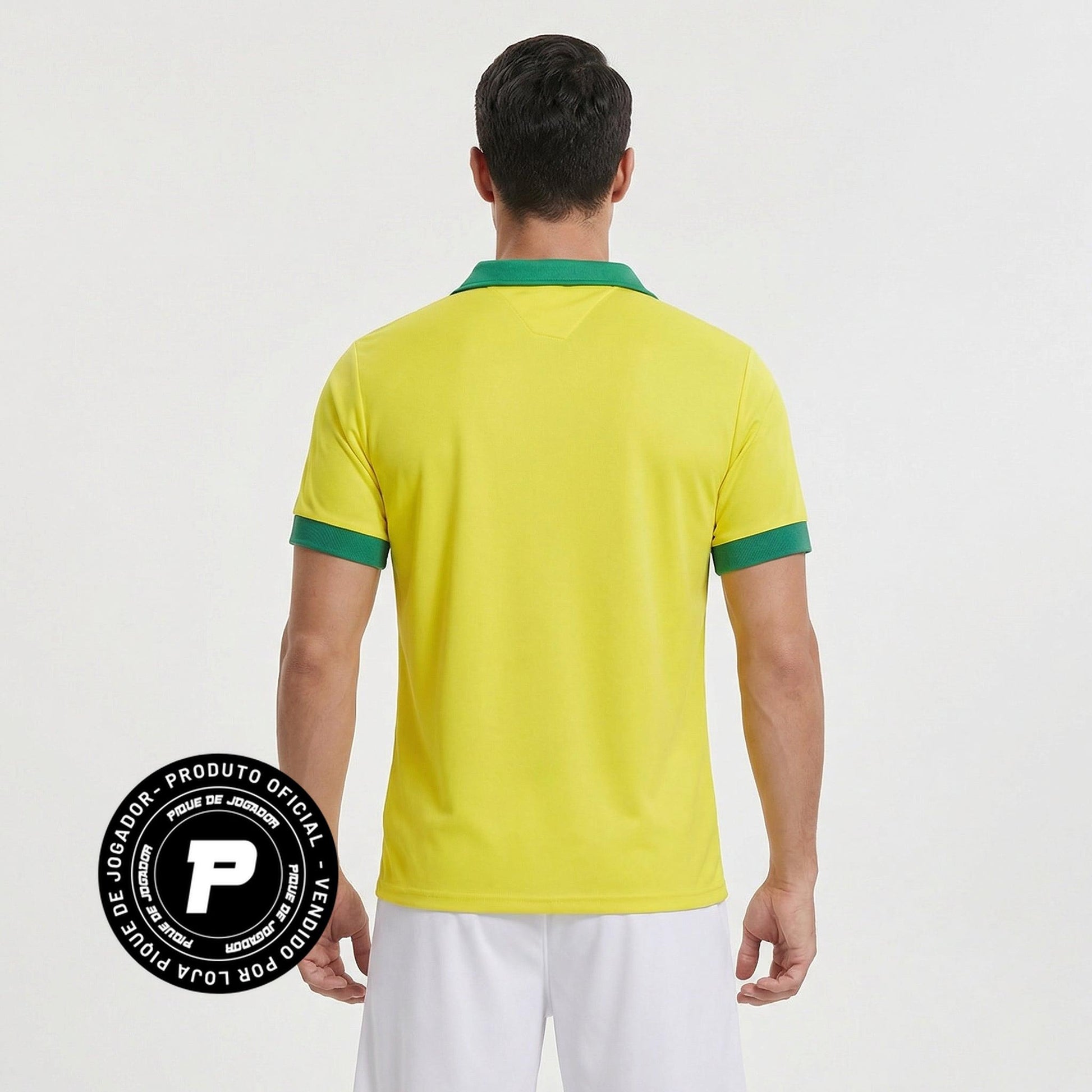 Camisa Brasil 1958 Retrô Masculina, Kit Infantil Brasil Reserva 26/27 - Copa do Mundo, PIQUE DE JOGADOR, Reviva o início da era vitoriosa do futebol brasileiro com a Camisa Brasil 1958 Retrô Masculina. Inspirada no uniforme utilizado pela Seleção Brasileira na histórica Copa do Mundo de 1958, essa camisa representa o momento em que o Brasil conquistou seu primeiro título mundial e apresentou ao mundo uma geração inesquecível de jogadores. O design clássico em amarelo com detalhes em verde mantém a identidad