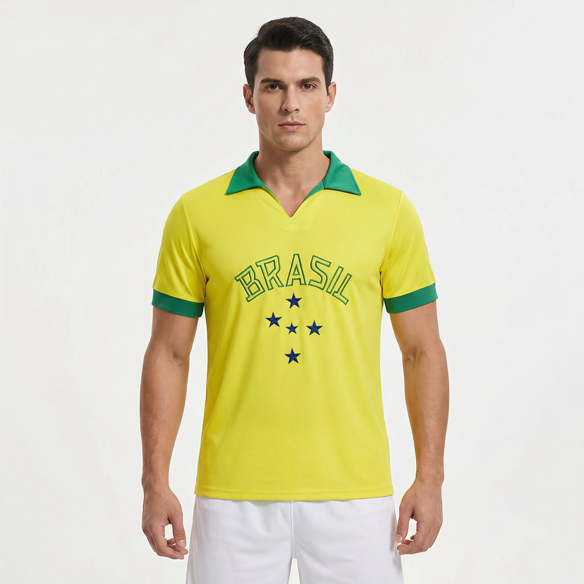 Camisa Brasil 1958 Retrô Masculina, Kit Infantil Brasil Reserva 26/27 - Copa do Mundo, PIQUE DE JOGADOR, Reviva o início da era vitoriosa do futebol brasileiro com a Camisa Brasil 1958 Retrô Masculina. Inspirada no uniforme utilizado pela Seleção Brasileira na histórica Copa do Mundo de 1958, essa camisa representa o momento em que o Brasil conquistou seu primeiro título mundial e apresentou ao mundo uma geração inesquecível de jogadores. O design clássico em amarelo com detalhes em verde mantém a identidad