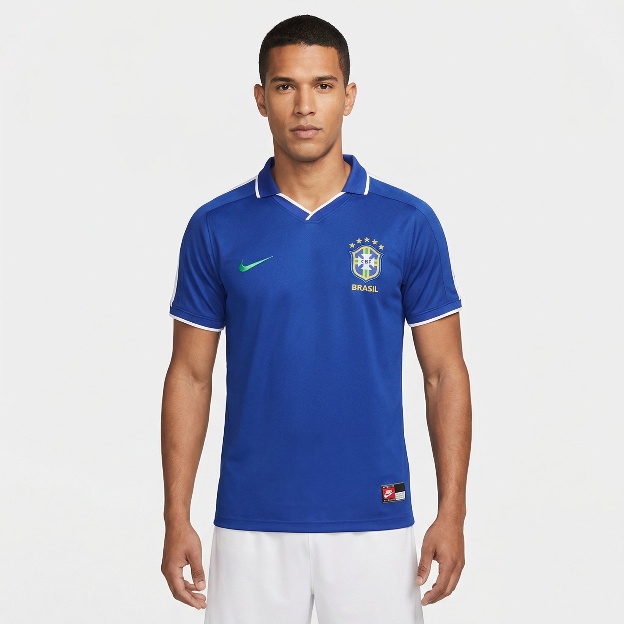 Camisa Brasil 1997 Retrô Masculina, Kit Infantil Brasil Reserva 26/27 - Copa do Mundo, PIQUE DE JOGADOR, Reviva um período marcante do futebol brasileiro com a Camisa Brasil 1997 Retrô Masculina. Inspirada no uniforme utilizado pela Seleção Brasileira no final da década de 1990, essa camisa representa uma fase importante de renovação e talento dentro da equipe nacional. O design clássico em amarelo com detalhes em verde mantém a identidade tradicional da Seleção Brasileira, trazendo elementos que marcaram o