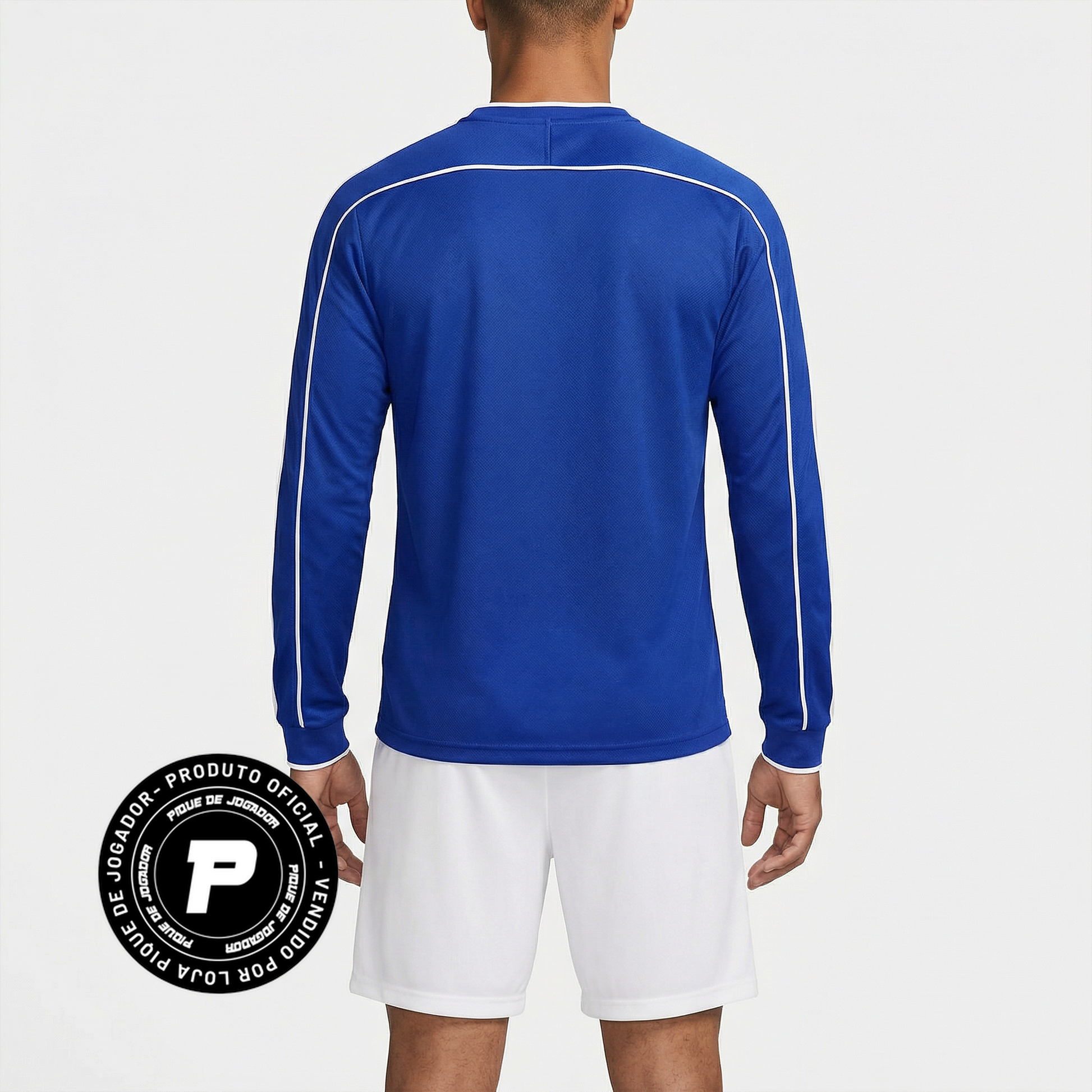 Camisa Brasil 1998/99 II Retrô Manga Longa Masculina, Kit Infantil Brasil Reserva 26/27 - Copa do Mundo, PIQUE DE JOGADOR, Reviva um dos uniformes alternativos mais marcantes da história da Seleção com a Camisa Brasil 1998/99 II Retrô Manga Longa Masculina. Inspirada no segundo uniforme utilizado pela Seleção Brasileira no final da década de 1990, essa camisa resgata o estilo clássico que marcou uma geração de grandes jogadores do futebol brasileiro. O design tradicional em azul, com detalhes que remetem ao