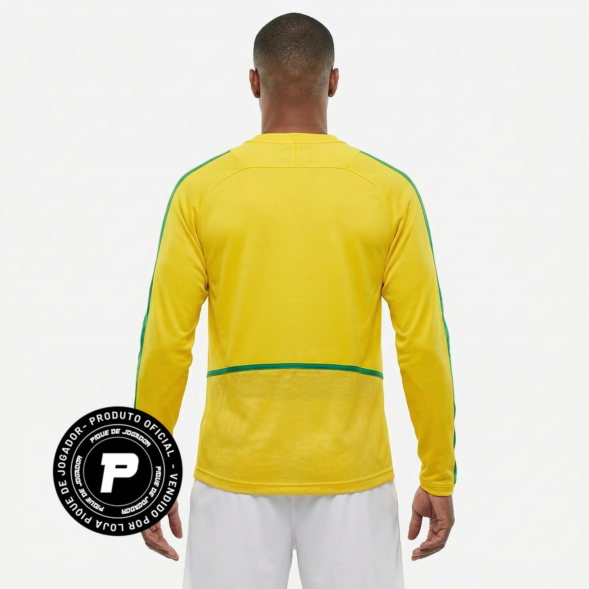 Camisa Brasil 2002 I Retrô Manga Longa Masculina, Kit Infantil Brasil Reserva 26/27 - Copa do Mundo, PIQUE DE JOGADOR, Reviva a emoção do pentacampeonato com a Camisa Brasil 2002 I Retrô Manga Longa Masculina. Inspirada no uniforme titular utilizado pela Seleção Brasileira na histórica campanha da Copa do Mundo de 2002, essa camisa representa um dos momentos mais importantes da história do futebol mundial. O design clássico em amarelo com detalhes em verde mantém a identidade tradicional da Seleção Brasilei