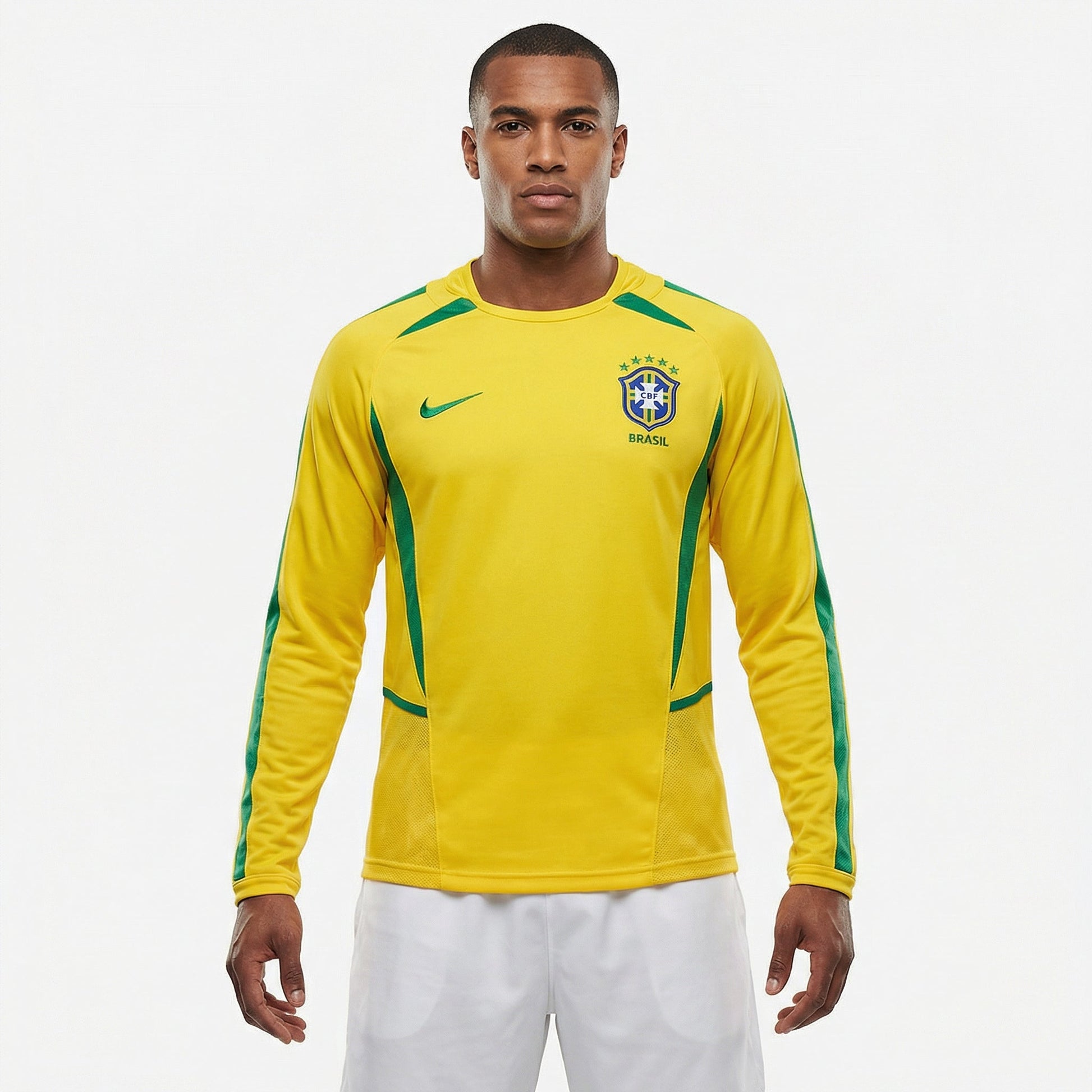 Camisa Brasil 2002 I Retrô Manga Longa Masculina, Kit Infantil Brasil Reserva 26/27 - Copa do Mundo, PIQUE DE JOGADOR, Reviva a emoção do pentacampeonato com a Camisa Brasil 2002 I Retrô Manga Longa Masculina. Inspirada no uniforme titular utilizado pela Seleção Brasileira na histórica campanha da Copa do Mundo de 2002, essa camisa representa um dos momentos mais importantes da história do futebol mundial. O design clássico em amarelo com detalhes em verde mantém a identidade tradicional da Seleção Brasilei