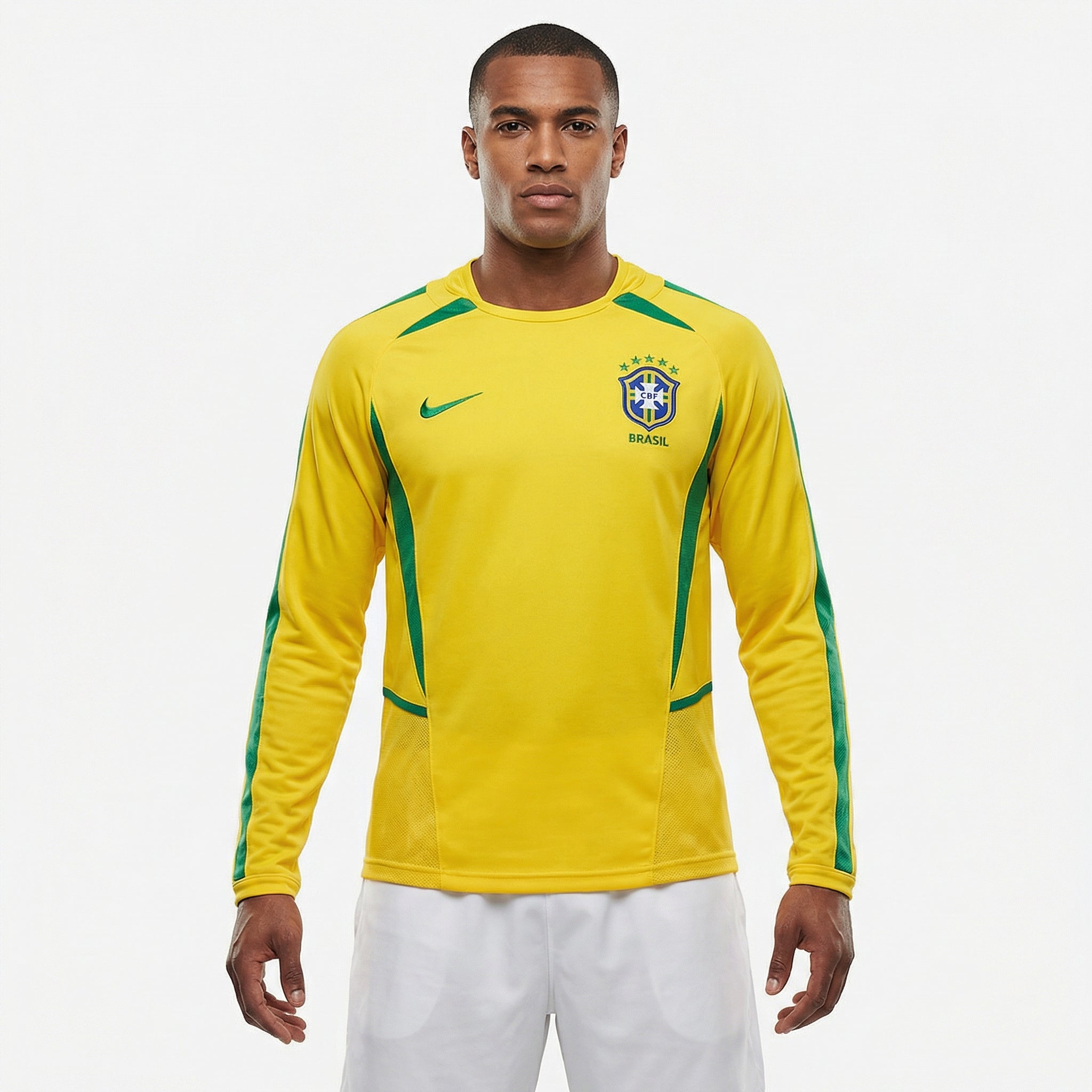 Camisa Brasil 2002 I Retrô Manga Longa Masculina, Kit Infantil Brasil Reserva 26/27 - Copa do Mundo, PIQUE DE JOGADOR, Reviva a emoção do pentacampeonato com a Camisa Brasil 2002 I Retrô Manga Longa Masculina. Inspirada no uniforme titular utilizado pela Seleção Brasileira na histórica campanha da Copa do Mundo de 2002, essa camisa representa um dos momentos mais importantes da história do futebol mundial. O design clássico em amarelo com detalhes em verde mantém a identidade tradicional da Seleção Brasilei