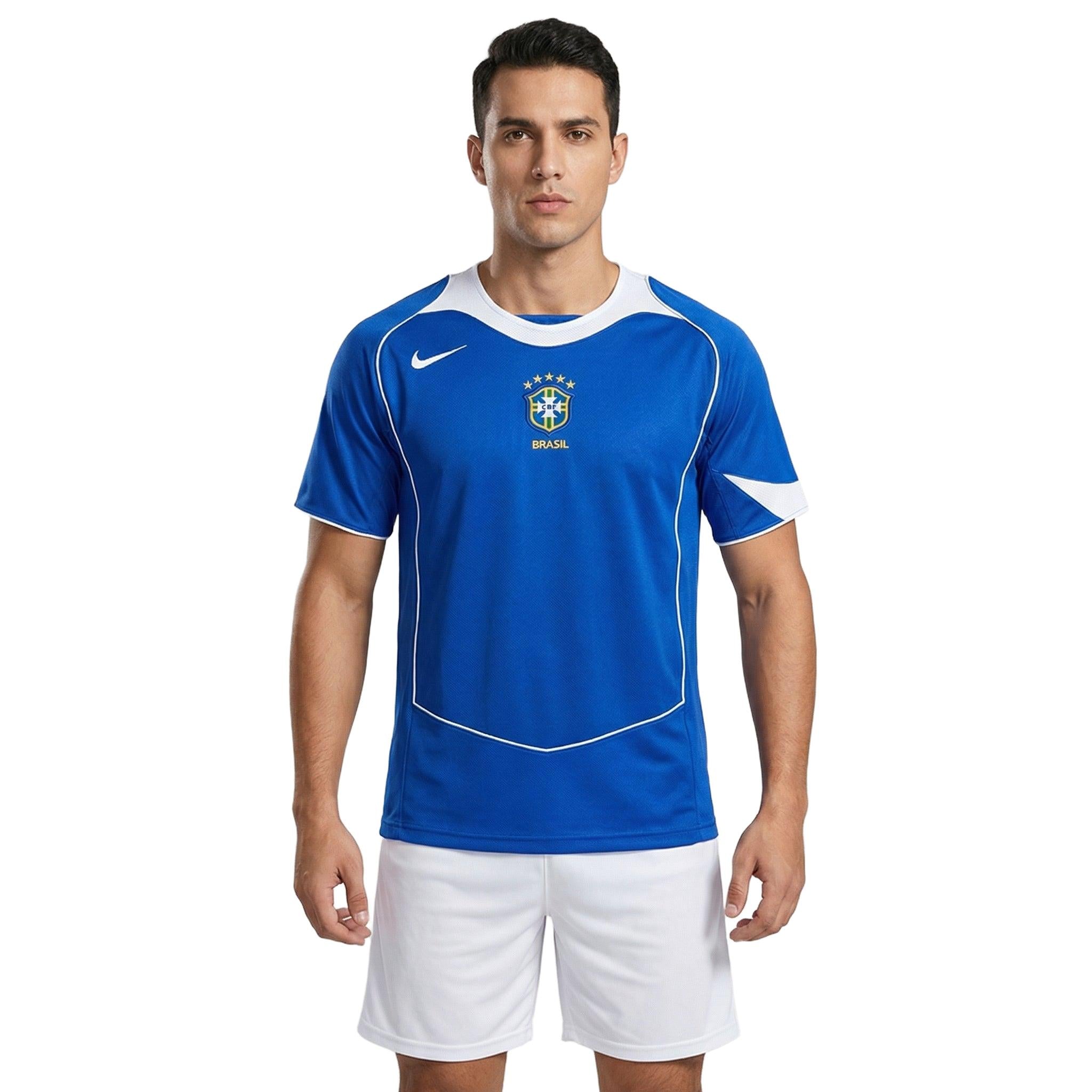 Camisa Brasil 2004/05 Retrô Masculina, Kit Infantil Brasil Reserva 26/27 - Copa do Mundo, PIQUE DE JOGADOR, Reviva um dos períodos mais marcantes do futebol brasileiro com a Camisa Brasil 2004/05 Retrô Masculina. Inspirada no uniforme utilizado pela Seleção Brasileira em meados dos anos 2000, essa camisa representa uma geração de grandes talentos que encantou torcedores ao redor do mundo com um futebol criativo e envolvente. O design clássico em amarelo com detalhes em verde mantém a identidade tradicional 