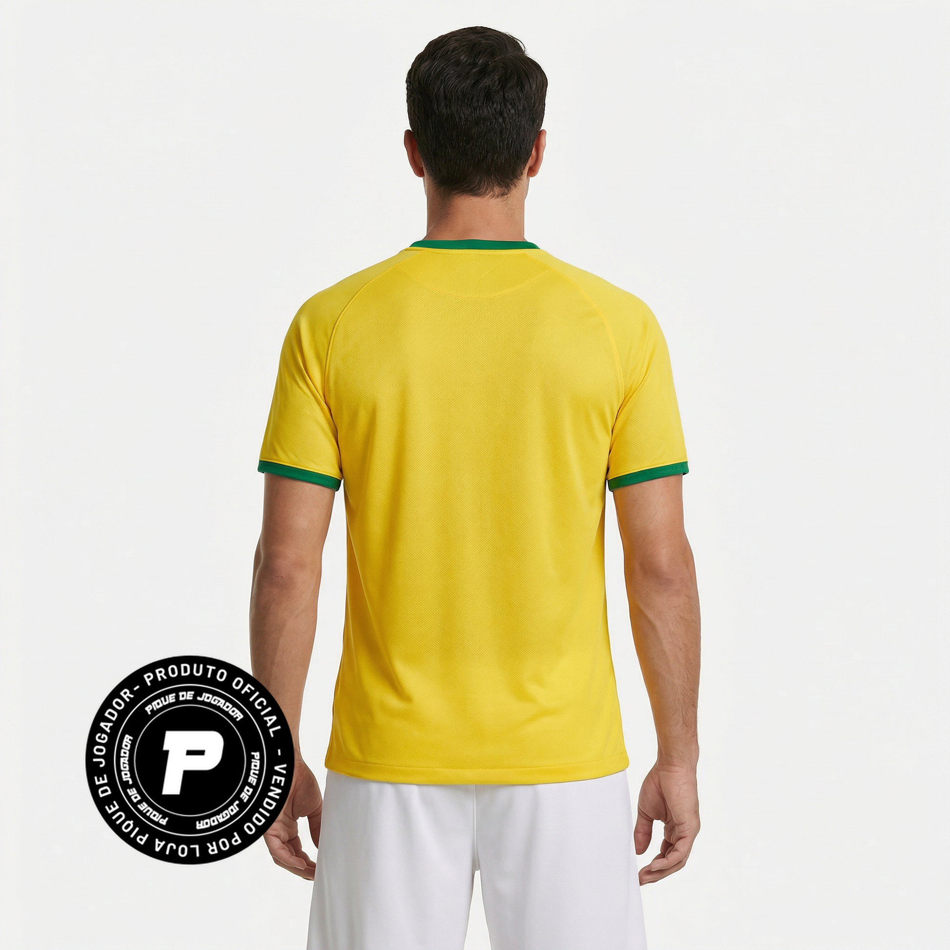 Camisa Brasil 2014 Retrô Masculina, Kit Infantil Brasil Reserva 26/27 - Copa do Mundo, PIQUE DE JOGADOR, Reviva um dos momentos mais marcantes do futebol brasileiro com a Camisa Brasil 2014 Retrô Masculina. Inspirada no uniforme utilizado pela Seleção Brasileira durante a Copa do Mundo de 2014, realizada no Brasil, essa camisa representa um período em que o país voltou a sediar o maior torneio de futebol do planeta. O design clássico em amarelo com detalhes em verde mantém a identidade tradicional da Seleçã