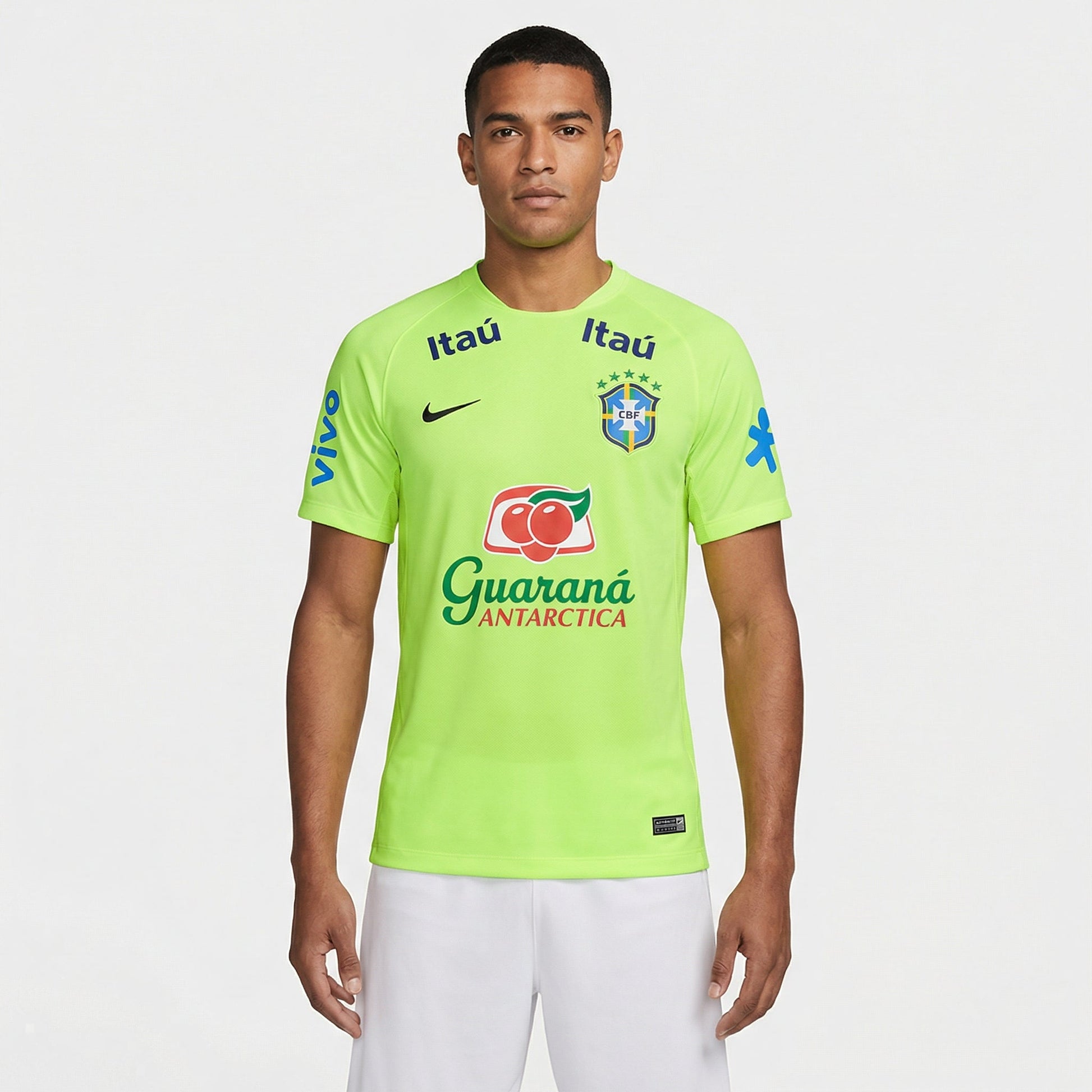 Camisa Brasil 2021/22 Treino Masculina, Kit Infantil Brasil Reserva 26/27 - Copa do Mundo, PIQUE DE JOGADOR, A Camisa Brasil 2021/22 Treino Masculina foi desenvolvida para oferecer conforto e desempenho durante atividades esportivas e treinos. Inspirada nas peças utilizadas pelos jogadores da Seleção Brasileira em sessões de preparação, o modelo combina estilo esportivo com funcionalidade. O design moderno traz elementos que representam a identidade da Seleção Brasileira, mantendo a conexão com as cores e s