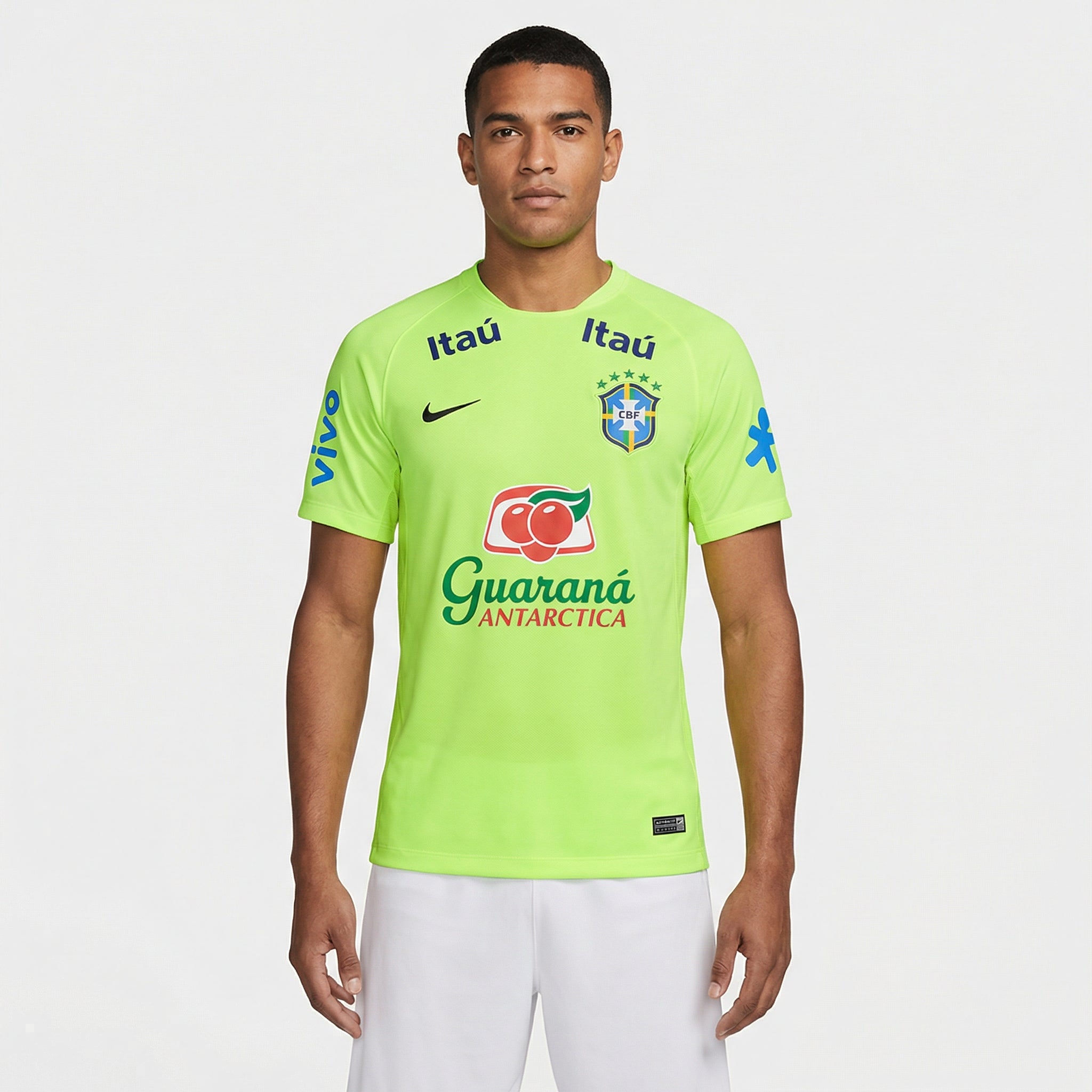 Camisa Brasil 2021/22 Treino Masculina, Kit Infantil Brasil Reserva 26/27 - Copa do Mundo, PIQUE DE JOGADOR, A Camisa Brasil 2021/22 Treino Masculina foi desenvolvida para oferecer conforto e desempenho durante atividades esportivas e treinos. Inspirada nas peças utilizadas pelos jogadores da Seleção Brasileira em sessões de preparação, o modelo combina estilo esportivo com funcionalidade. O design moderno traz elementos que representam a identidade da Seleção Brasileira, mantendo a conexão com as cores e s