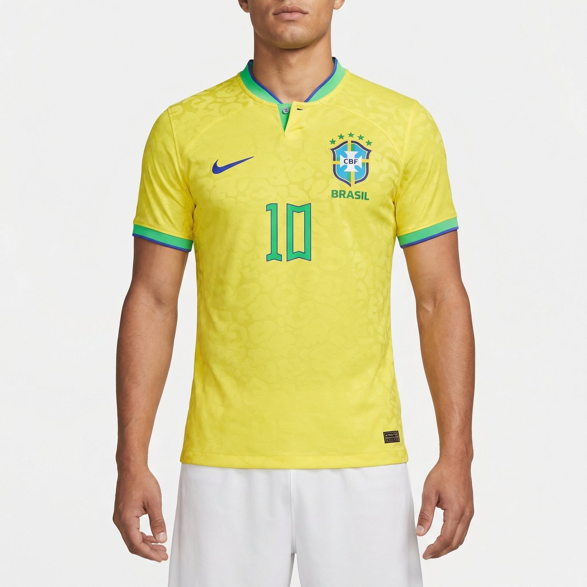 Camisa Brasil 2022/23 I Torcedor Masculina, Kit Infantil Brasil Reserva 26/27 - Copa do Mundo, PIQUE DE JOGADOR, A Camisa Brasil 2022/23 I Torcedor Masculina representa o uniforme principal utilizado pela Seleção Brasileira durante o ciclo da Copa do Mundo de 2022 e nas competições da temporada 2022/23. Com o tradicional visual amarelo com detalhes em verde, a camisa mantém viva a identidade histórica da equipe mais vitoriosa do futebol mundial. O design moderno combina elementos clássicos com detalhes cont