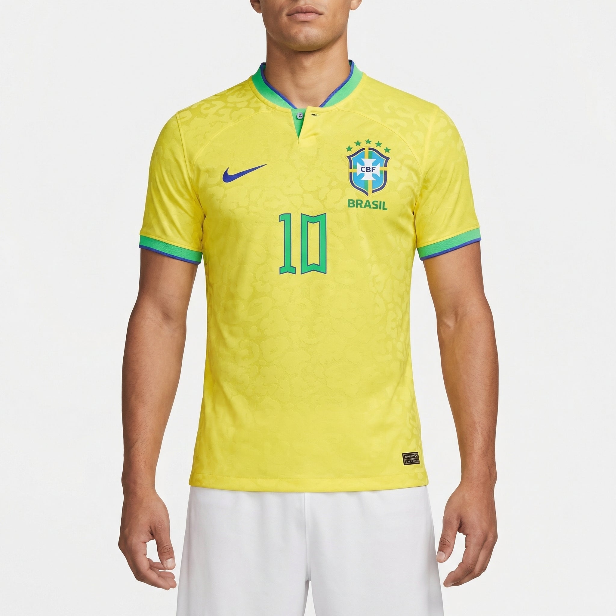 Camisa Brasil 2022/23 I Torcedor Masculina, Kit Infantil Brasil Reserva 26/27 - Copa do Mundo, PIQUE DE JOGADOR, A Camisa Brasil 2022/23 I Torcedor Masculina representa o uniforme principal utilizado pela Seleção Brasileira durante o ciclo da Copa do Mundo de 2022 e nas competições da temporada 2022/23. Com o tradicional visual amarelo com detalhes em verde, a camisa mantém viva a identidade histórica da equipe mais vitoriosa do futebol mundial. O design moderno combina elementos clássicos com detalhes cont
