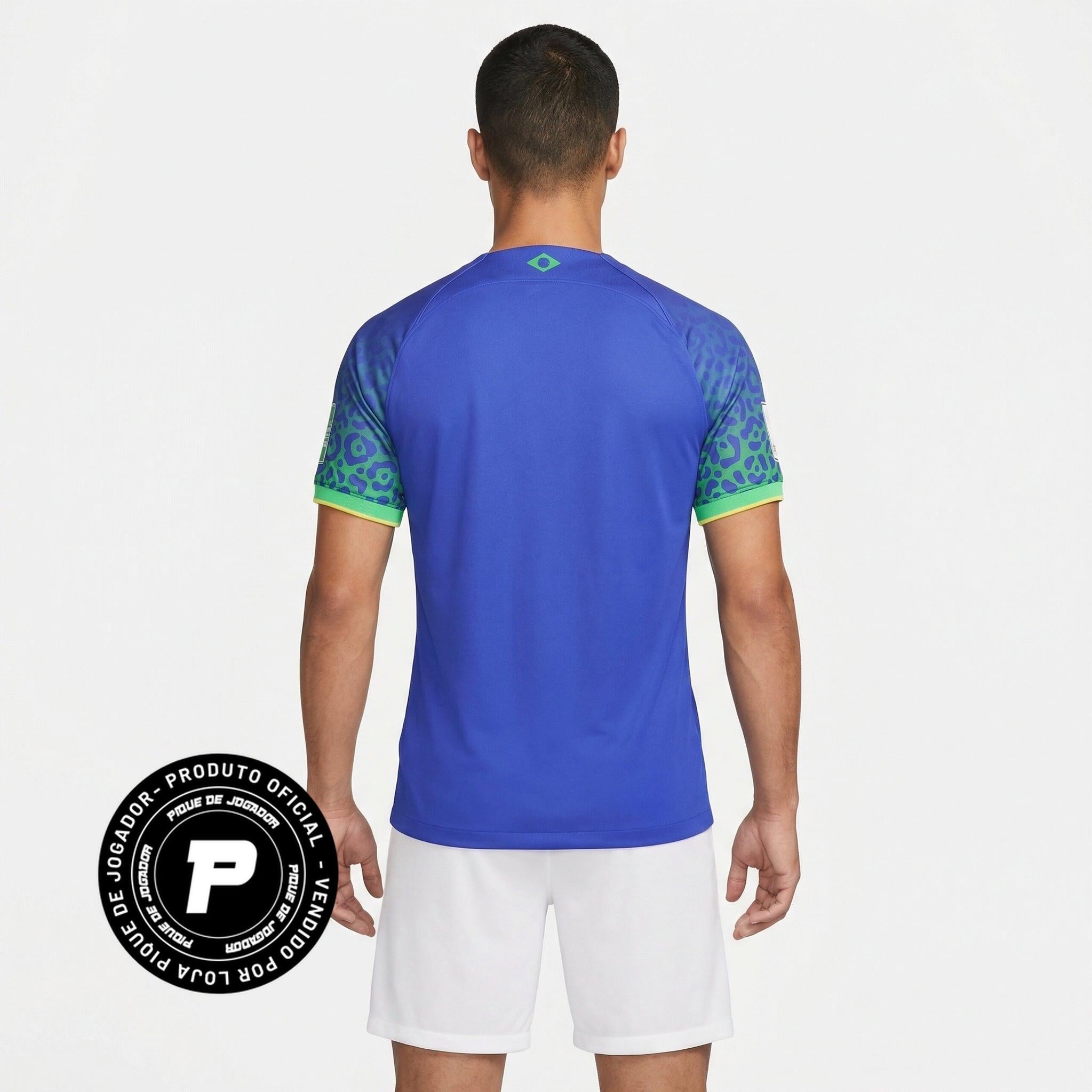 Camisa Brasil 2022/23 II Torcedor Masculina, Kit Infantil Brasil Reserva 26/27 - Copa do Mundo, PIQUE DE JOGADOR, A Camisa Brasil 2022/23 II Torcedor Masculina representa o uniforme alternativo utilizado pela Seleção Brasileira durante o ciclo da Copa do Mundo de 2022 e nas competições da temporada 2022/23. Com um visual elegante e moderno, o modelo mantém a tradição das camisas reservas da Seleção, tradicionalmente apresentadas em tons de azul. O design combina elementos clássicos com detalhes contemporâne