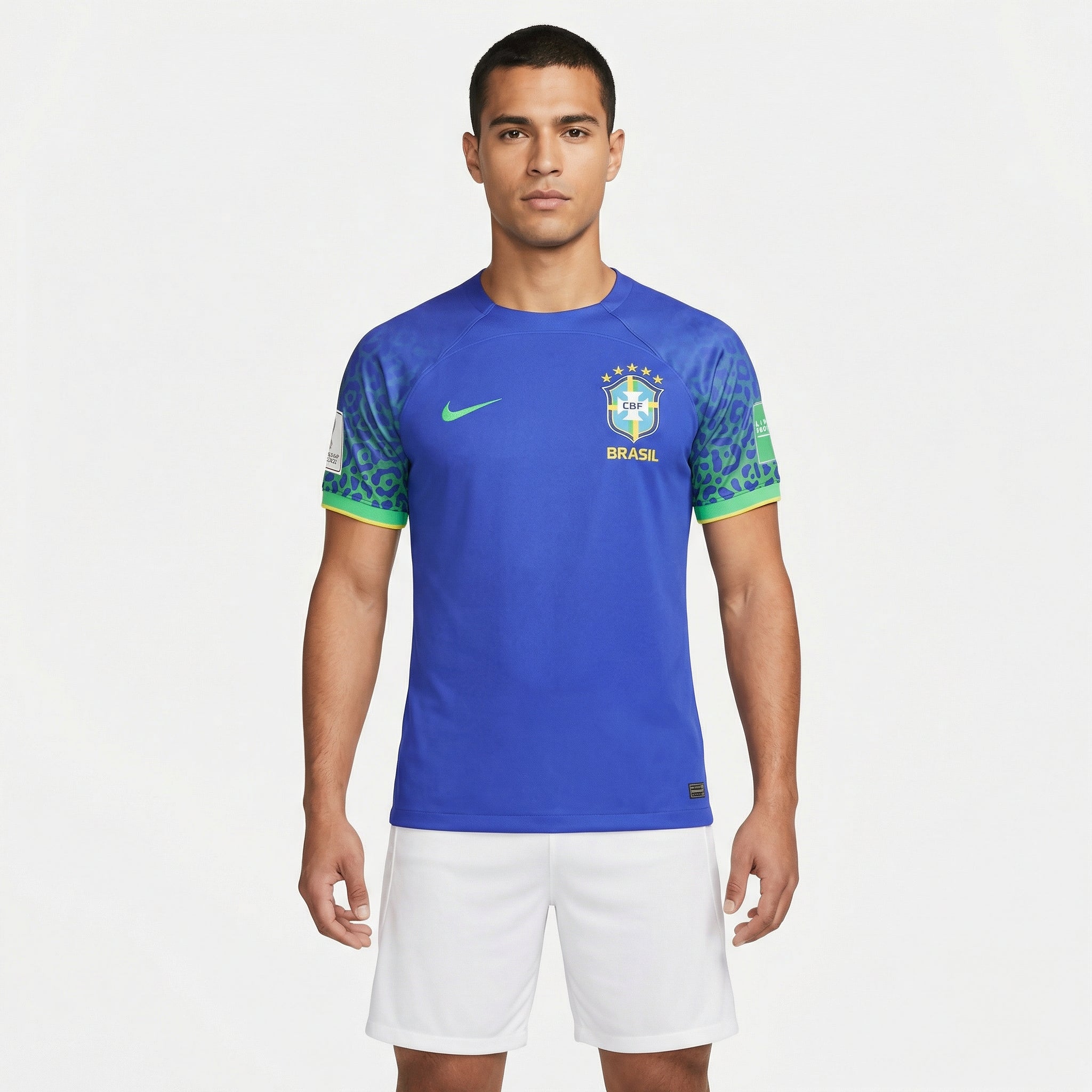 Camisa Brasil 2022/23 II Torcedor Masculina, Kit Infantil Brasil Reserva 26/27 - Copa do Mundo, PIQUE DE JOGADOR, A Camisa Brasil 2022/23 II Torcedor Masculina representa o uniforme alternativo utilizado pela Seleção Brasileira durante o ciclo da Copa do Mundo de 2022 e nas competições da temporada 2022/23. Com um visual elegante e moderno, o modelo mantém a tradição das camisas reservas da Seleção, tradicionalmente apresentadas em tons de azul. O design combina elementos clássicos com detalhes contemporâne