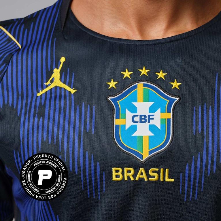 Camisa Brasil 2026 Copa do Mundo II, Camisa Brasil Titular 26/27 - Copa do Mundo, PIQUE DE JOGADOR, A Camisa Brasil 2026 Copa do Mundo II representa o uniforme alternativo da Seleção Brasileira para a Copa do Mundo de 2026. Com um visual moderno e marcante, o modelo mantém a identidade histórica da equipe ao mesmo tempo em que traz um estilo diferenciado para os torcedores que desejam vestir as cores do Brasil. O design segue a proposta tradicional do segundo uniforme da Seleção Brasileira, destacando cores