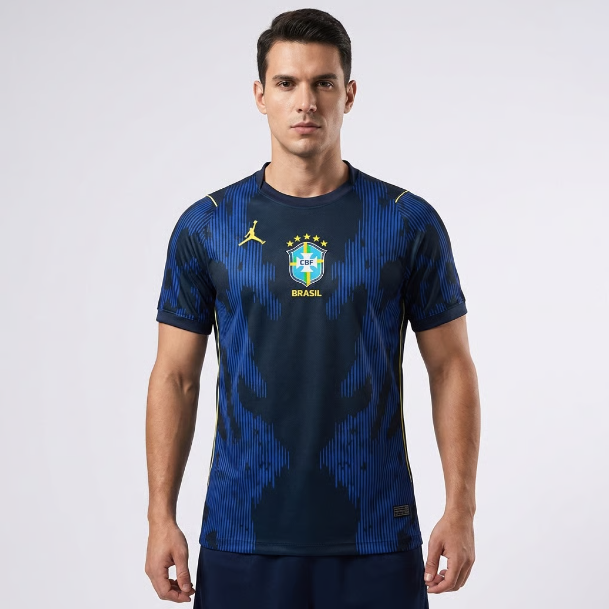 Camisa Brasil 2026 Copa do Mundo II, Camisa Brasil Titular 26/27 - Copa do Mundo, PIQUE DE JOGADOR, A Camisa Brasil 2026 Copa do Mundo II representa o uniforme alternativo da Seleção Brasileira para a Copa do Mundo de 2026. Com um visual moderno e marcante, o modelo mantém a identidade histórica da equipe ao mesmo tempo em que traz um estilo diferenciado para os torcedores que desejam vestir as cores do Brasil. O design segue a proposta tradicional do segundo uniforme da Seleção Brasileira, destacando cores