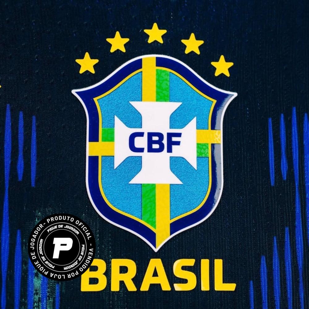 Camisa Brasil 2026 Versão Jogador Copa do Mundo II, Camisa Brasil Titular 26/27 - Copa do Mundo, PIQUE DE JOGADOR, A Camisa Brasil 2026 Versão Jogador Copa do Mundo II foi desenvolvida para reproduzir o mesmo padrão utilizado pelos atletas dentro de campo. Inspirada no uniforme alternativo da Seleção Brasileira para a Copa do Mundo de 2026, essa versão oferece um design moderno aliado a tecnologia e desempenho. O modelo segue o visual marcante do segundo uniforme da Seleção, trazendo cores e detalhes que re