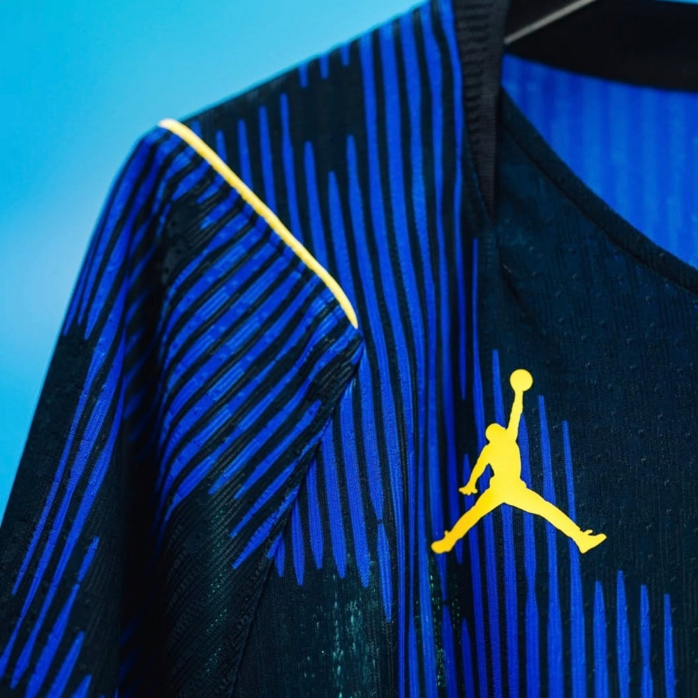 Camisa Brasil 2026 Versão Jogador Copa do Mundo II, Camisa Brasil Titular 26/27 - Copa do Mundo, PIQUE DE JOGADOR, A Camisa Brasil 2026 Versão Jogador Copa do Mundo II foi desenvolvida para reproduzir o mesmo padrão utilizado pelos atletas dentro de campo. Inspirada no uniforme alternativo da Seleção Brasileira para a Copa do Mundo de 2026, essa versão oferece um design moderno aliado a tecnologia e desempenho. O modelo segue o visual marcante do segundo uniforme da Seleção, trazendo cores e detalhes que re