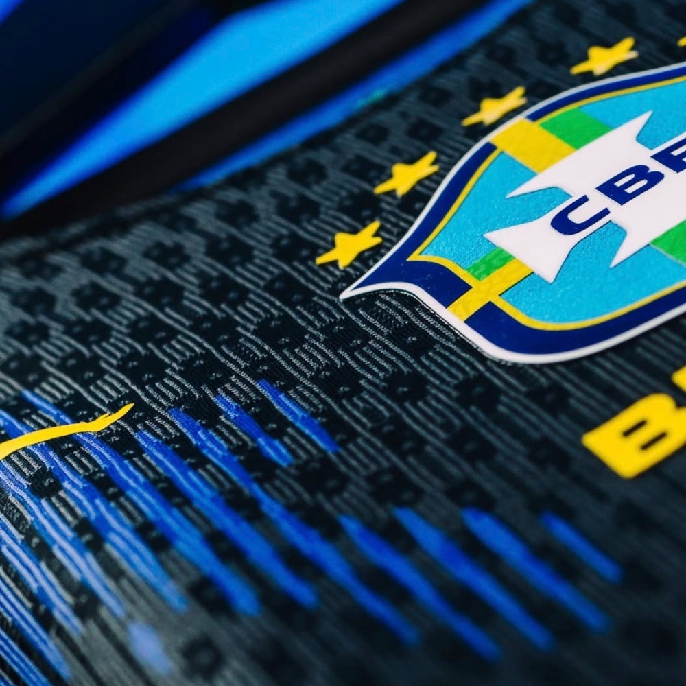Camisa Brasil 2026 Versão Jogador Copa do Mundo II, Camisa Brasil Titular 26/27 - Copa do Mundo, PIQUE DE JOGADOR, A Camisa Brasil 2026 Versão Jogador Copa do Mundo II foi desenvolvida para reproduzir o mesmo padrão utilizado pelos atletas dentro de campo. Inspirada no uniforme alternativo da Seleção Brasileira para a Copa do Mundo de 2026, essa versão oferece um design moderno aliado a tecnologia e desempenho. O modelo segue o visual marcante do segundo uniforme da Seleção, trazendo cores e detalhes que re